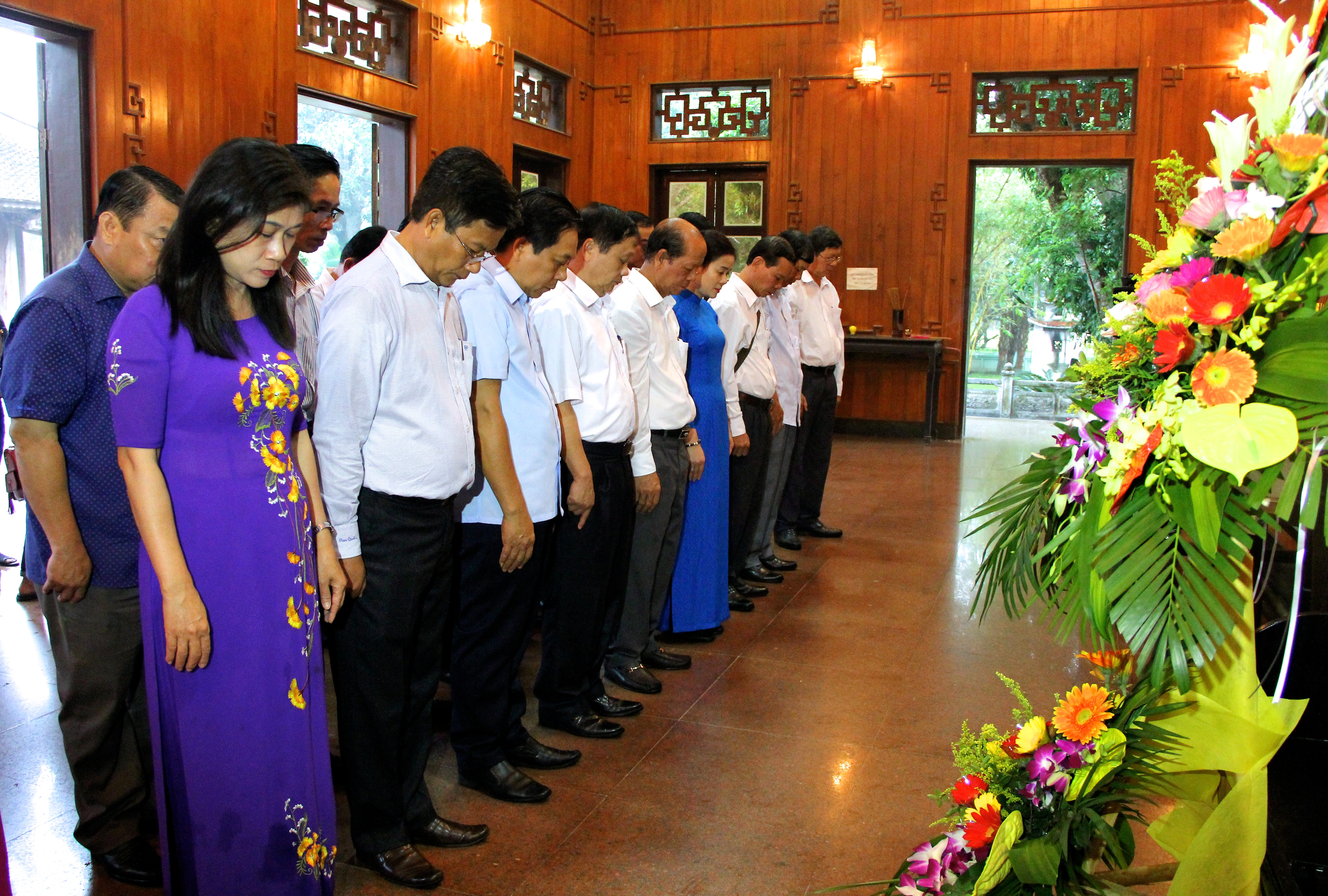 Đoàn công tác tỉnh Vĩnh Long thành kính tưởng niệm Chủ tịch Hồ Chí Minh. Ảnh: Mỹ Nga
