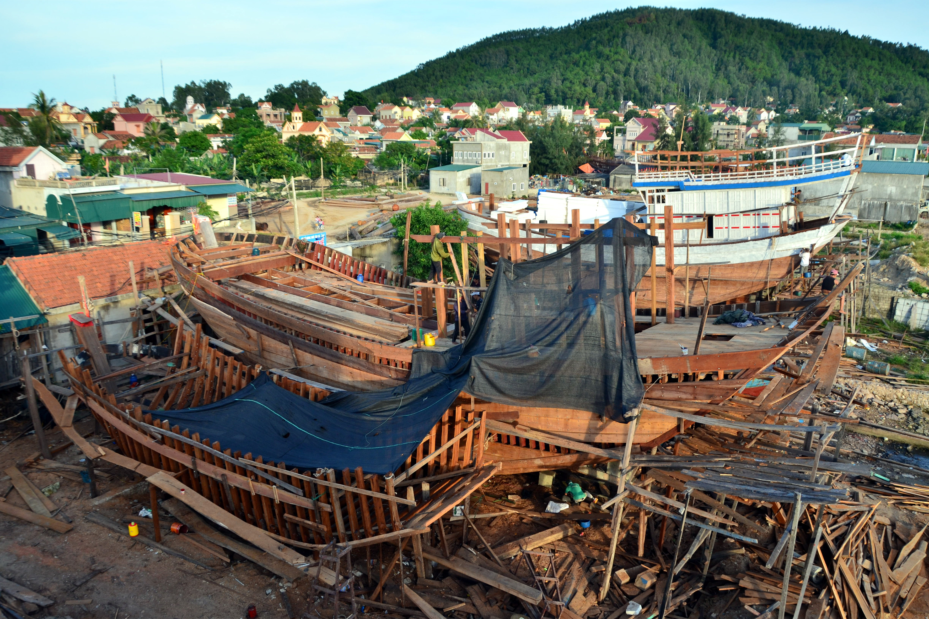 Đóng tàu vỏ gỗ công suất lớn ở xã Quỳnh Lập
