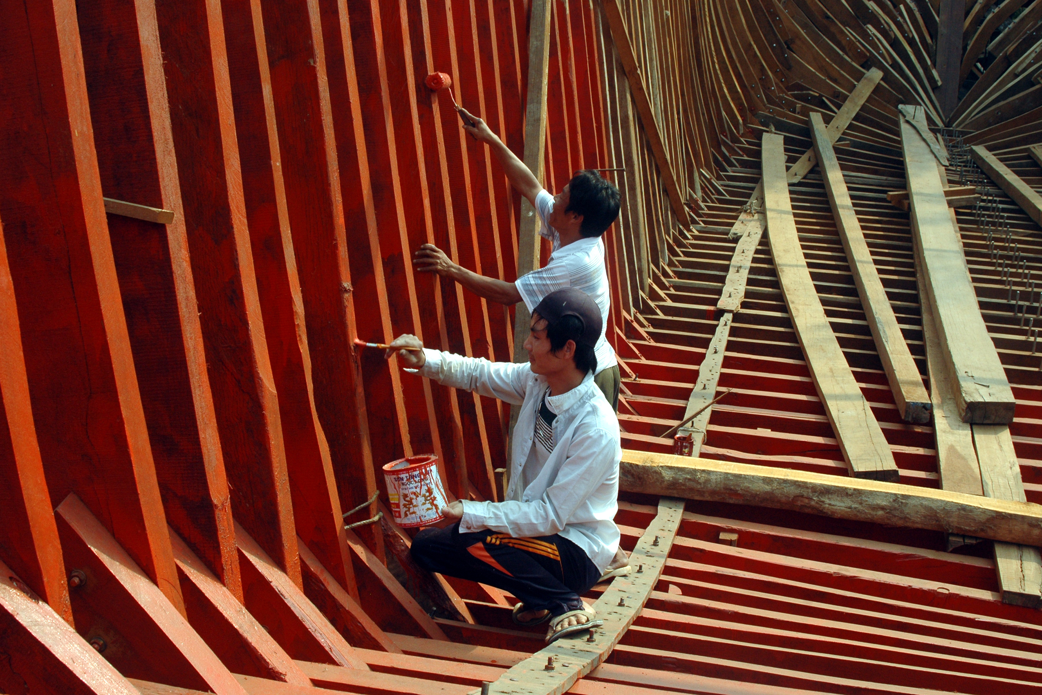 Sơn khung tàu, vỏ tàu phải có nhiều lớp,loại sơn chống thấm chất lượng cao để khi tàu đưa vào sử dụng không bị thấm nước. Ảnh: Thanh Yên