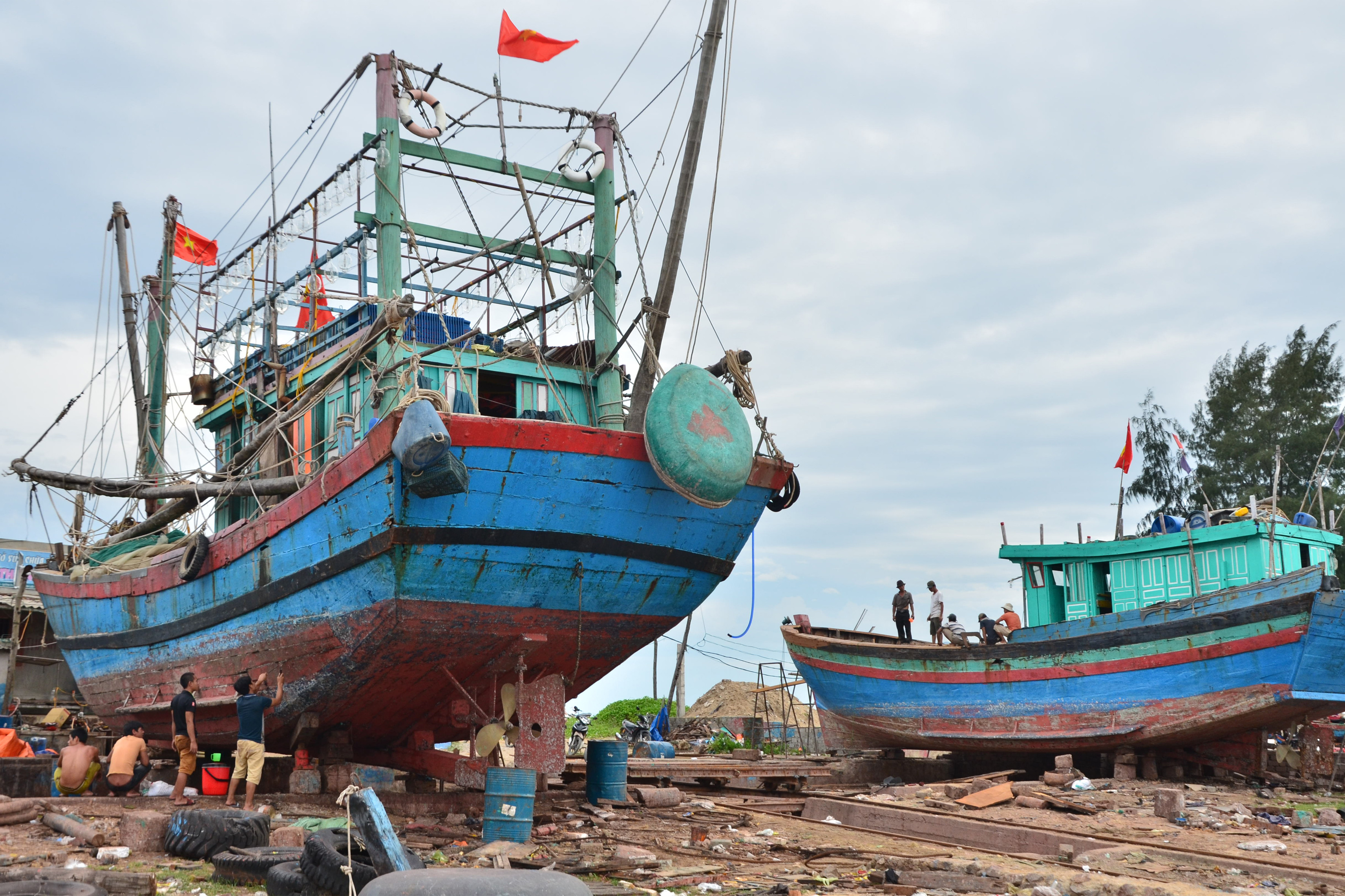 Ngoài đóng tàu,các xưởng còn sửa chữa, bảo dưỡng nhiều con tàu sau một thời gian ra khơi cần. Ảnh: Thanh Yên