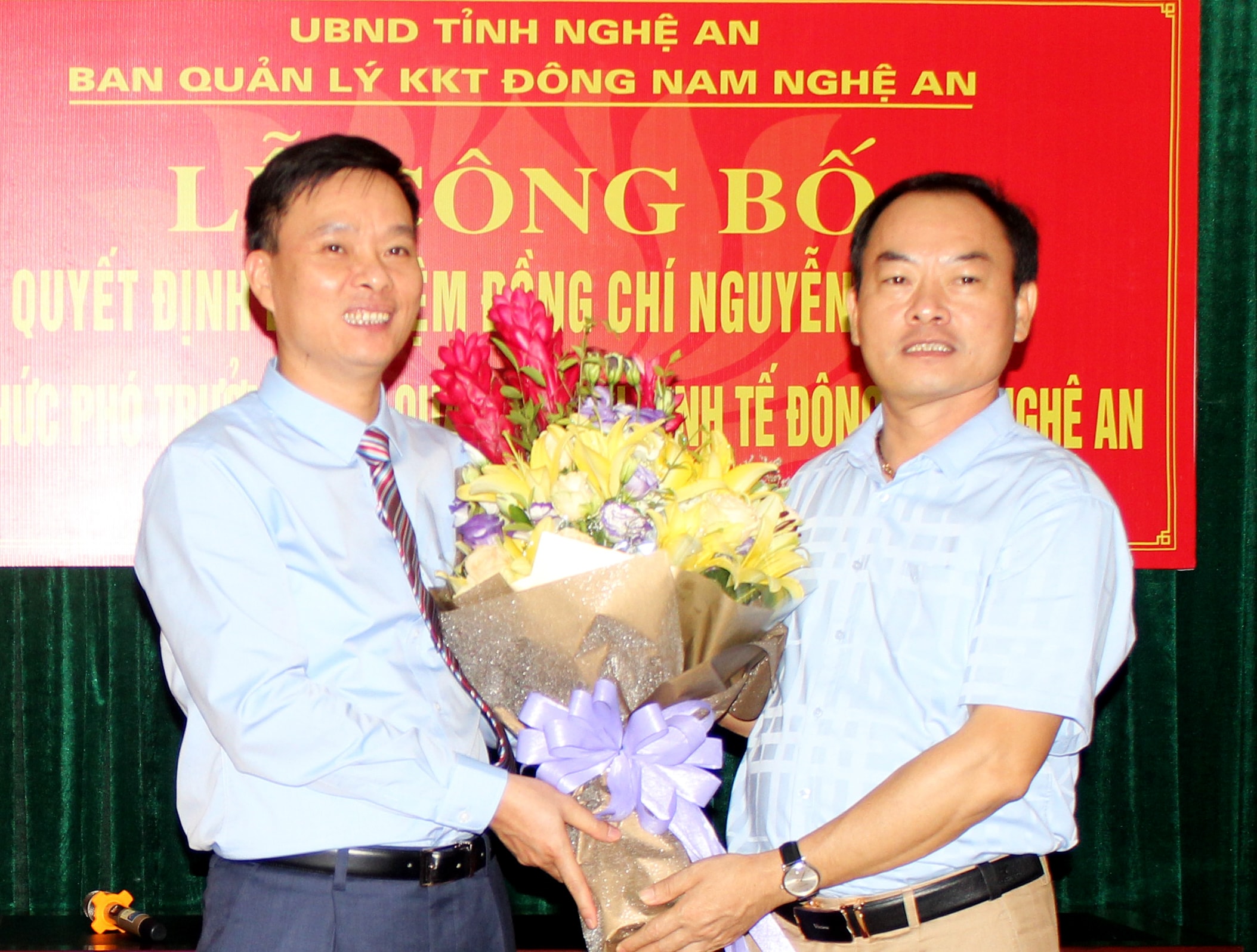 Lãnh đạo Trung tâm hỗ trợ và xúc tiến đầu tư tỉnh chúc mừng đồng chí Nguyễn Văn Hải. ẢNh: Nguyên Sơn