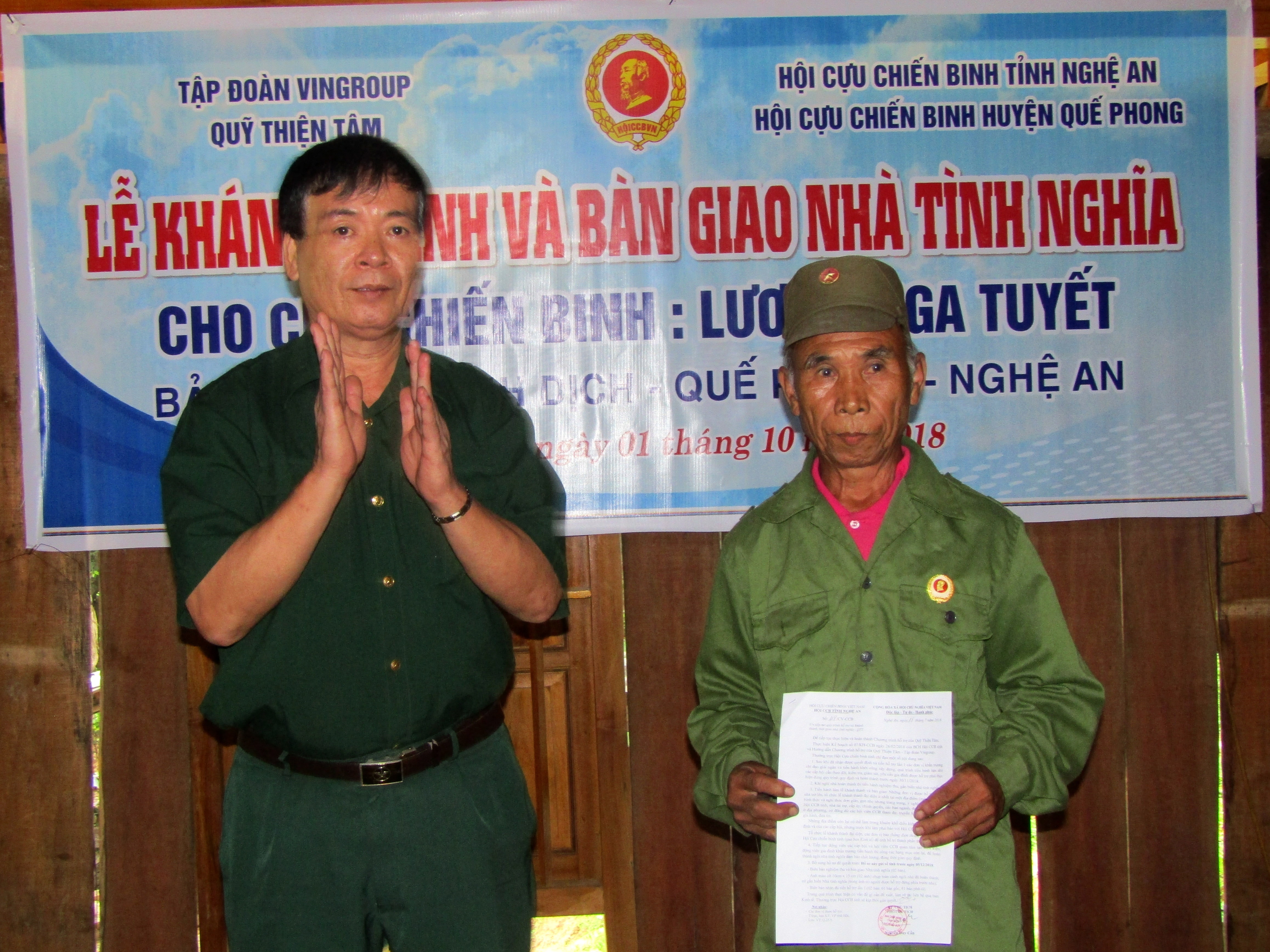 Đại diện hội CCB huyện trao quết định bàn giao nhà cho ông Lương Nga Tuyết. Ảnh: Đình Đức