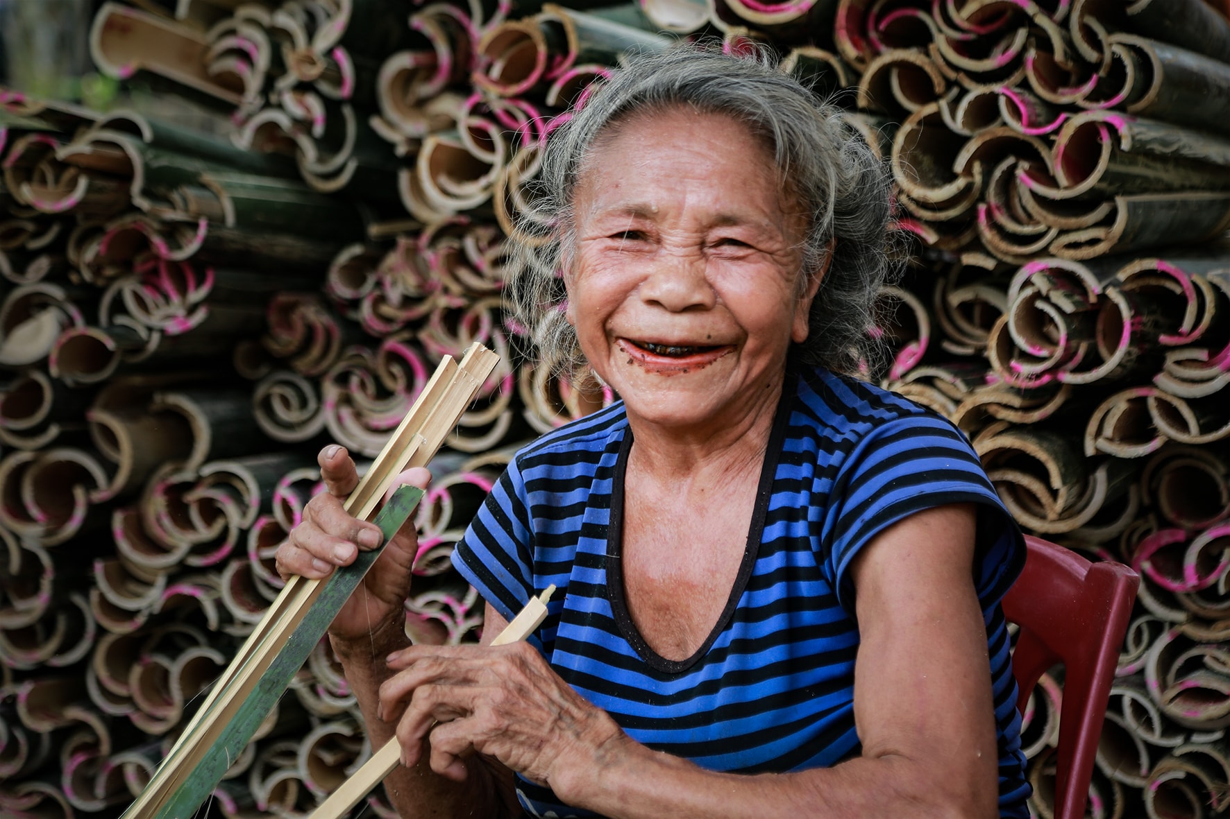 Có thể ngược vùng cao để bất chợt thấy ấm lòng bởi người mẹ làng hương ở Quỳ Châu. Ảnh: Sách Nguyễn