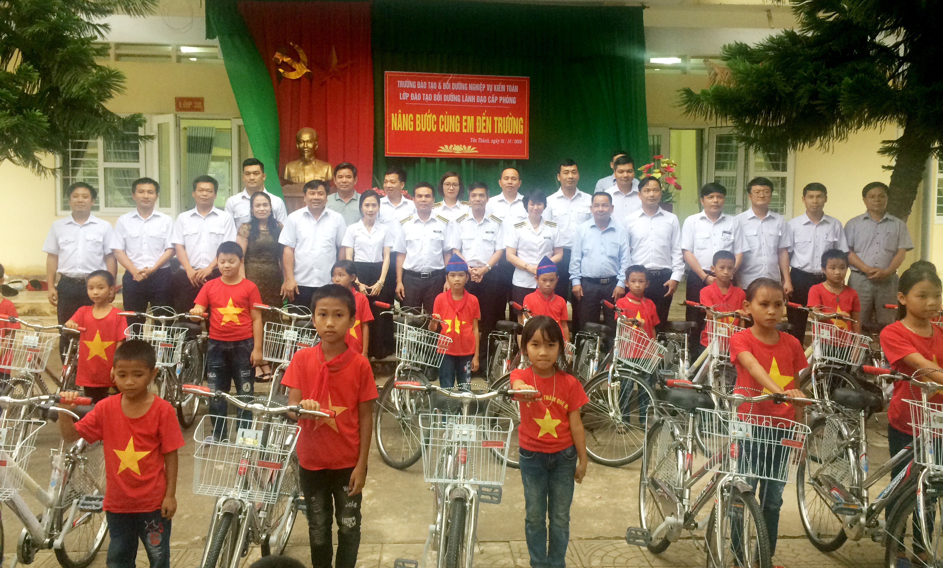 Trao xe đạp cho học sinh nghèo ở Yên Thành. Ảnh: Thái Dương