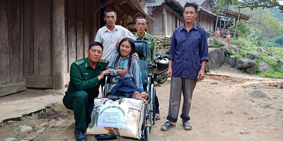 Trao xe lăn cho học sinh khuyết tật ở Kỳ Sơn. Ảnh Phương Linh