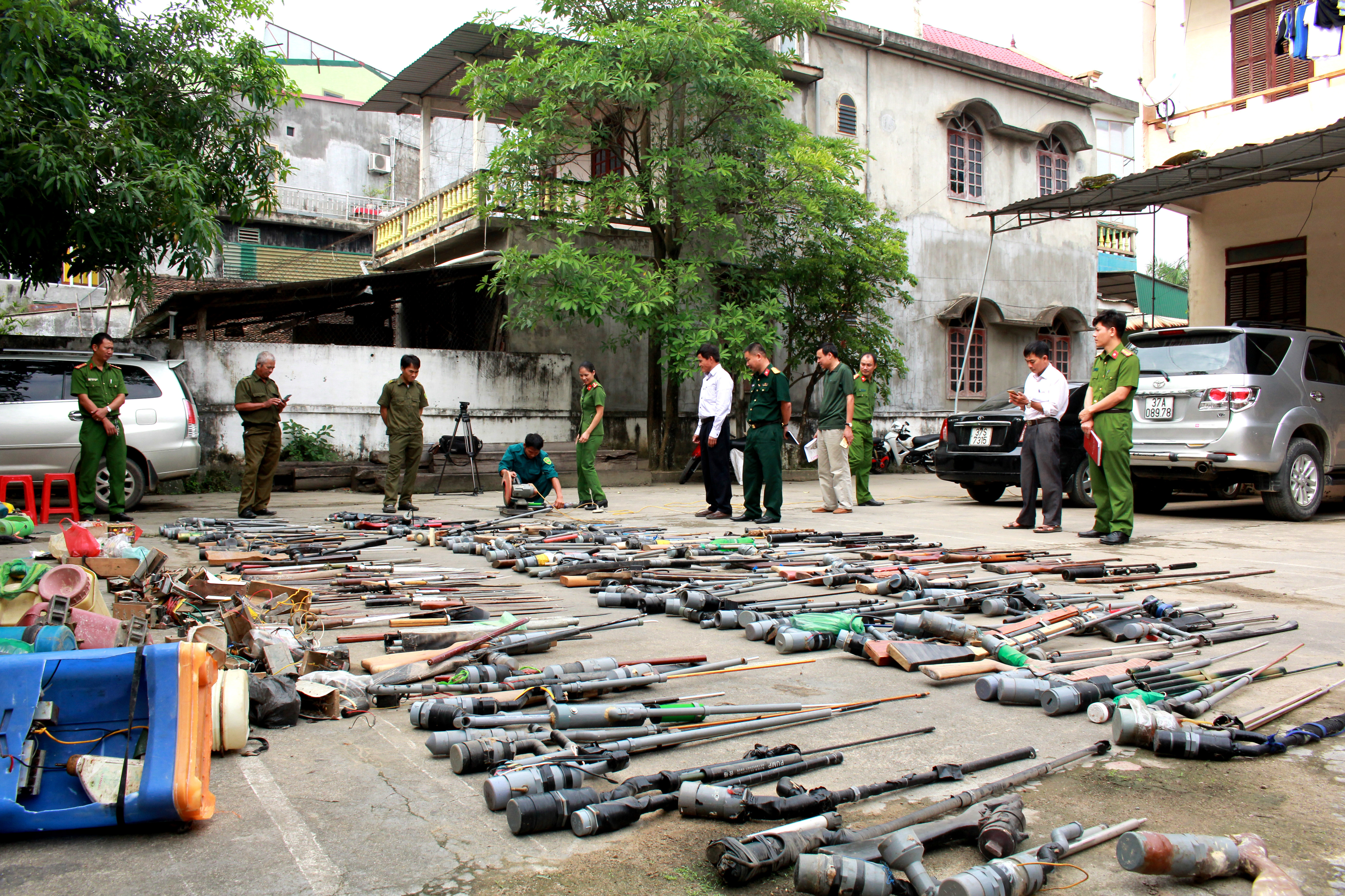 Hàng trăm khẩu súng tự chế được người dân giao nộp để cơ quan chức năng tiêu hủy. Ảnh: Hoàng Phi