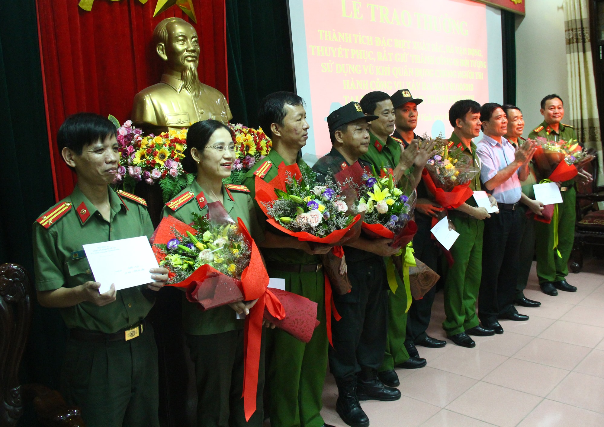 Trao thưởng cho các đơn vị, cá nhân. Ảnh: Tiến Hùng