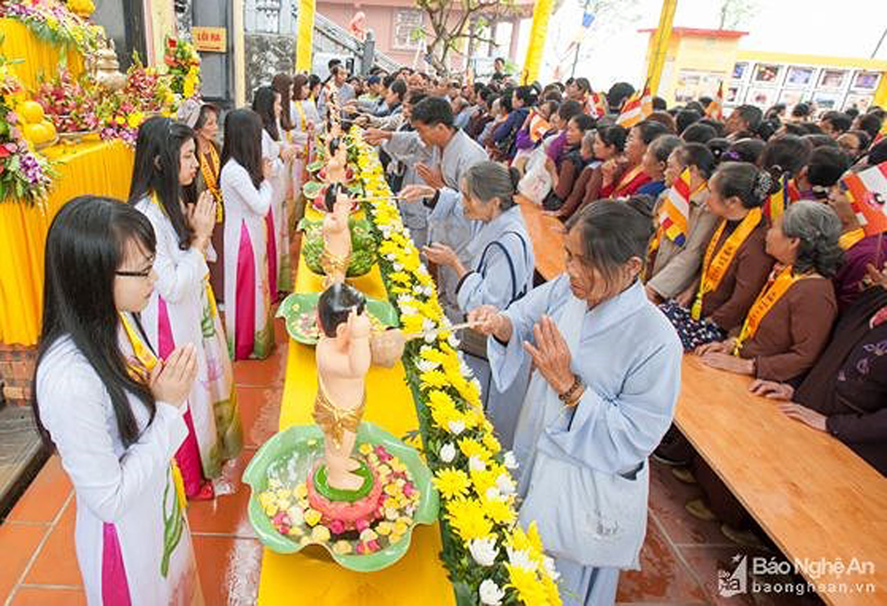 Đông đảo phật tử và nhân dân thập phương tham dự đại lễ phật đản tại chùa Đại Tuệ. Ảnh: Thành Cường