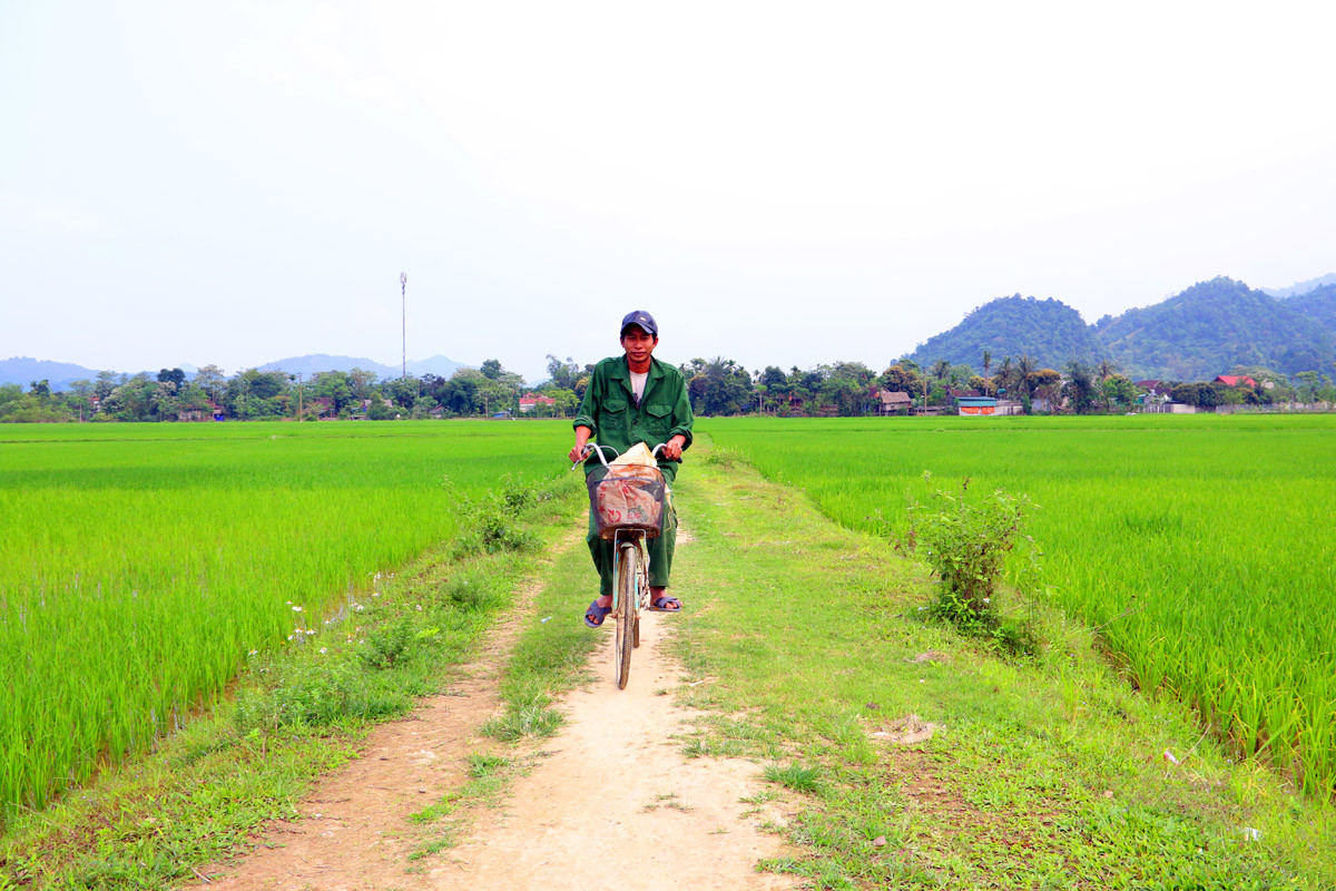Nông dân bản Xiềng xã Môn Sơn đạp xe ra đồng. Ảnh tư liệu