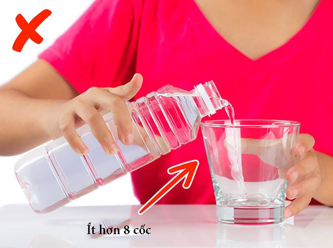 Không uống đủ nước: Nếu chúng ta uống ít hơn 8 ly nước mỗi ngày, cơ thể chúng ta bắt đầu bị mất nước. Nó dẫn đến việc sản xuất nước mắt thấp, mắt dễ bị khô. 