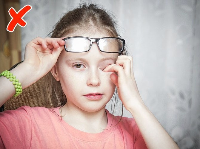 Thường xuyên dụi mắt: Nếu bạn chà xát đôi mắt khi mệt mỏi hoặc ngứa, nó sẽ giúp bạn giảm nhẹ cơn khó chịu. Tuy nhiên, nếu bạn thường xuyên dụi mắt, bạn có thể ảnh hưởng đến giác mạc.