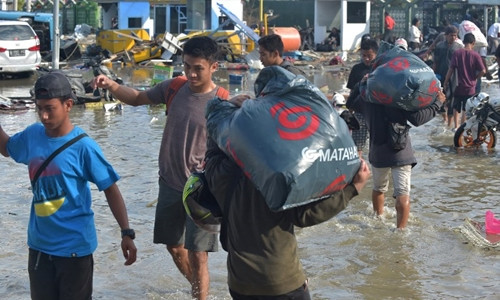 Người dân lấy đồ từ trung tâm mua sắm Matahari ở Palu ngày 30/9. Ảnh: AFP.