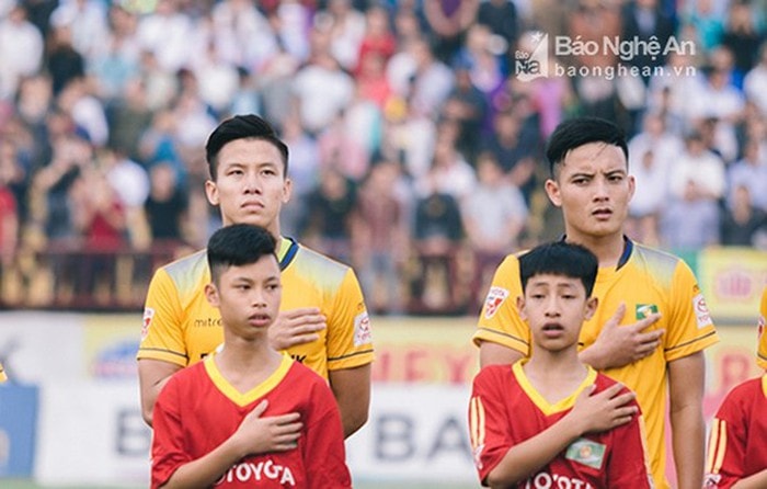 Quế Ngọc Hải – Hoàng Văn Khánh được đánh giá là cặp trung vệ hàng đầu ở V.League hiện nay. Ảnh tư liệu