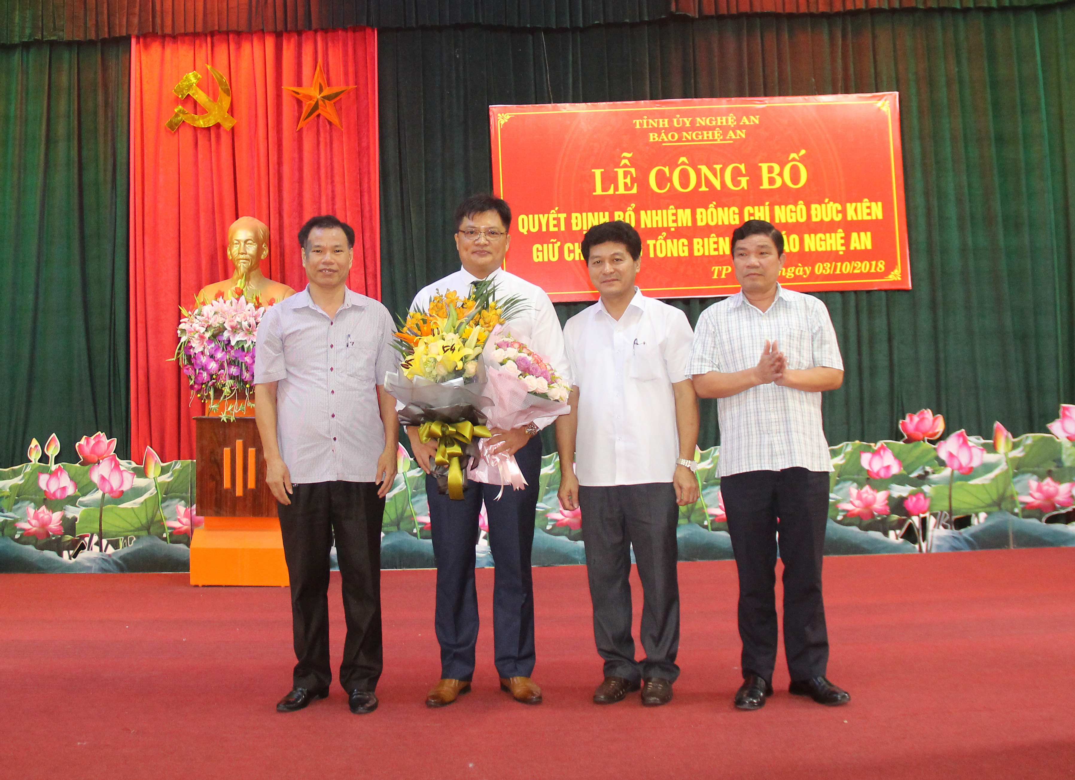 Lãnh đạo các Ban và Văn phòng Tỉnh ủy tặng hoa chức mừng đồng chí Ngô Đức Kiên. Ảnh: Mai Hoa