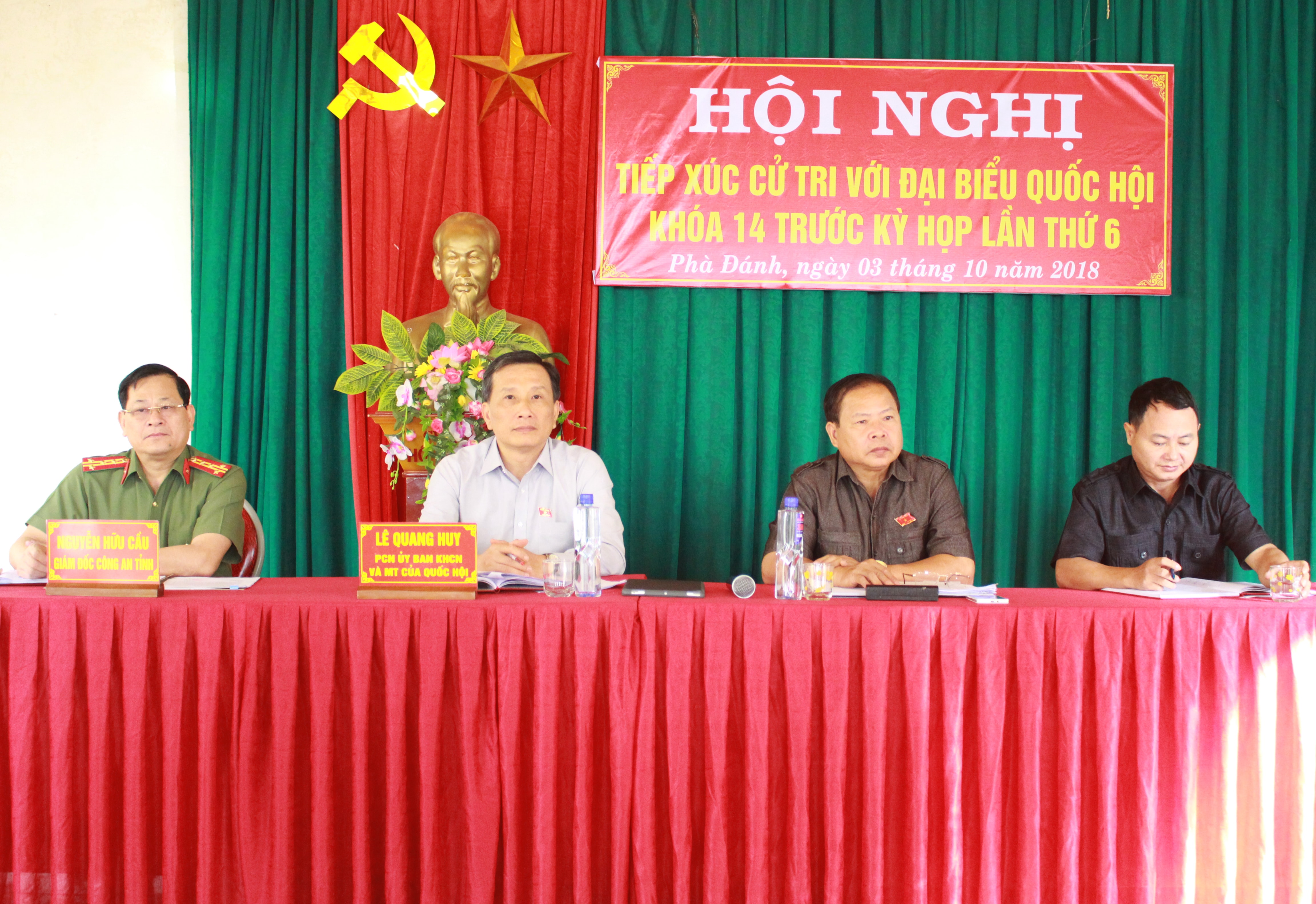Sáng 3/10, đại biểu Quốc hội tỉnh gồm các ông: Lê Quang Huy - Phó Chủ nhiệm Ủy ban Khoa học Công nghệ và Môi trường Quốc hội; Nguyễn Hữu Cầu - Ủy viên BTV Tỉnh ủy, Giám đốc Công an tỉnh có buổi tiếp xúc với cử tri tại xã Phà Đánh, huyện Kỳ Sơn. Ảnh: Phương Thúy