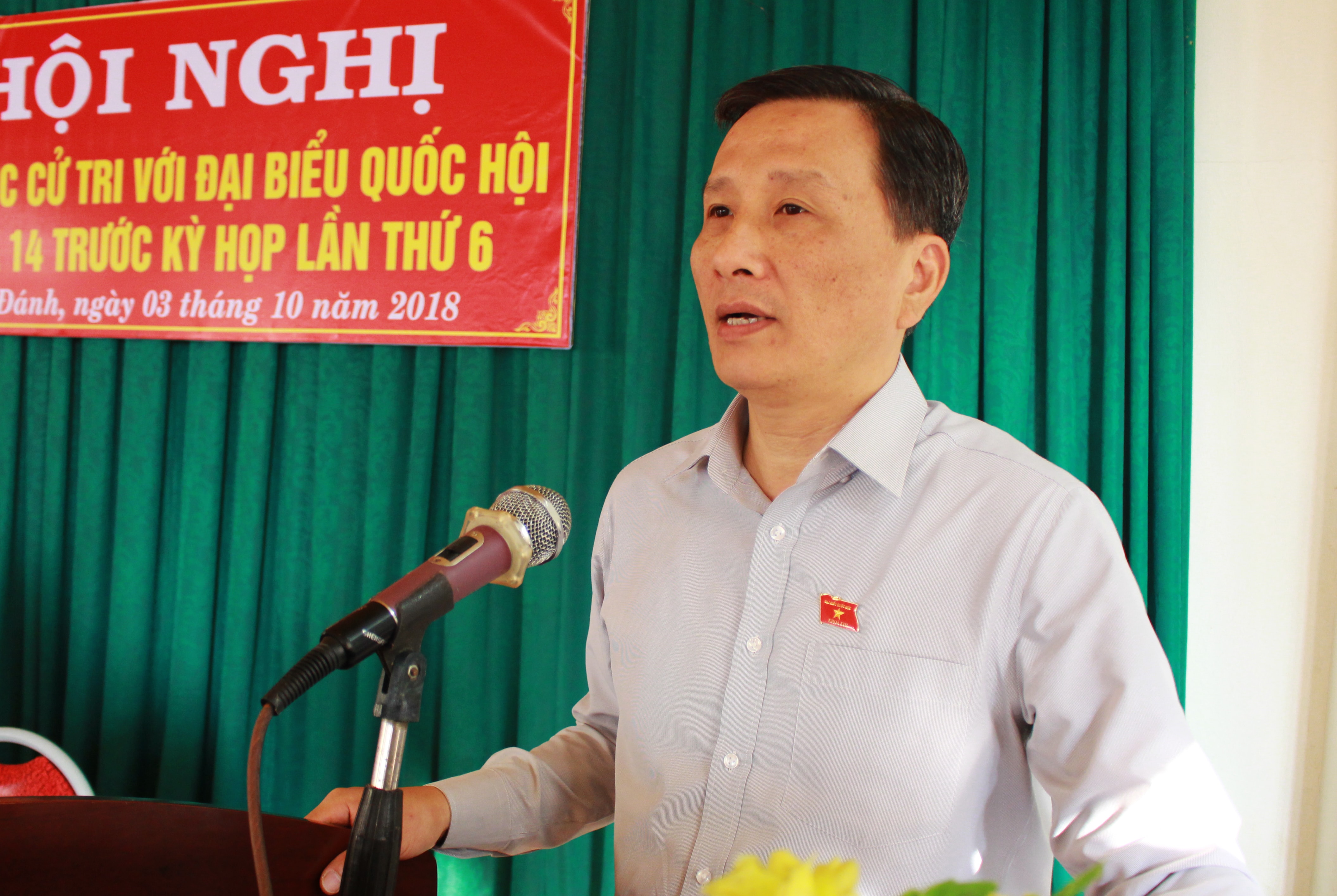 Đồng chí Lê Quang Huy - Phó Chủ nhiệm Ủy ban Khoa học Công nghệ và Môi trường Quốc hội thông báo với cử tri dự kiến nội dung, chương trình kỳ họp 6, Quốc hội khóa IV. Ảnh: 