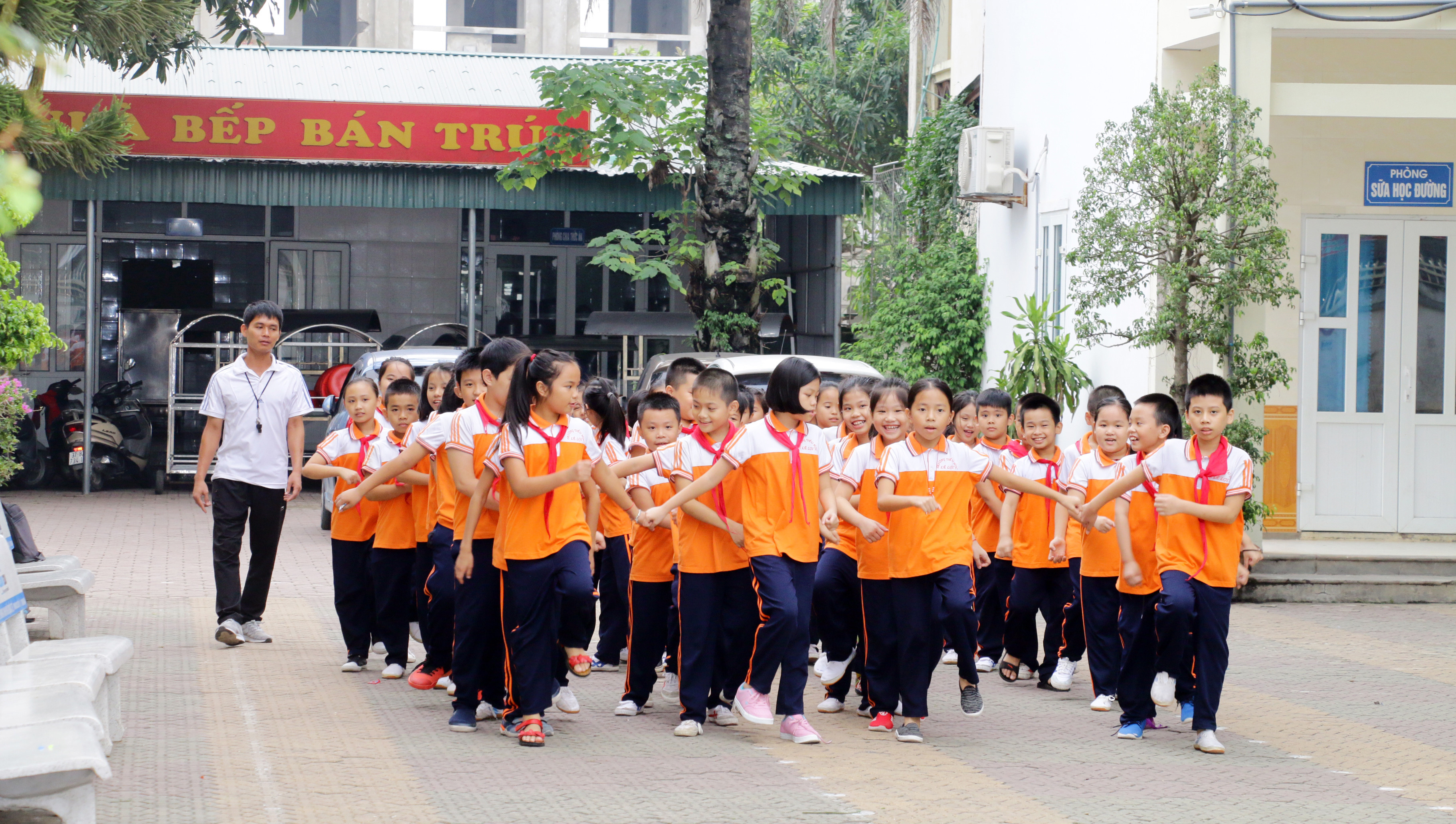 Tiết học thể dục của học sinh Trường Tiểu học Lê Lợi (TP. Vinh). Ảnh: Mỹ Hà