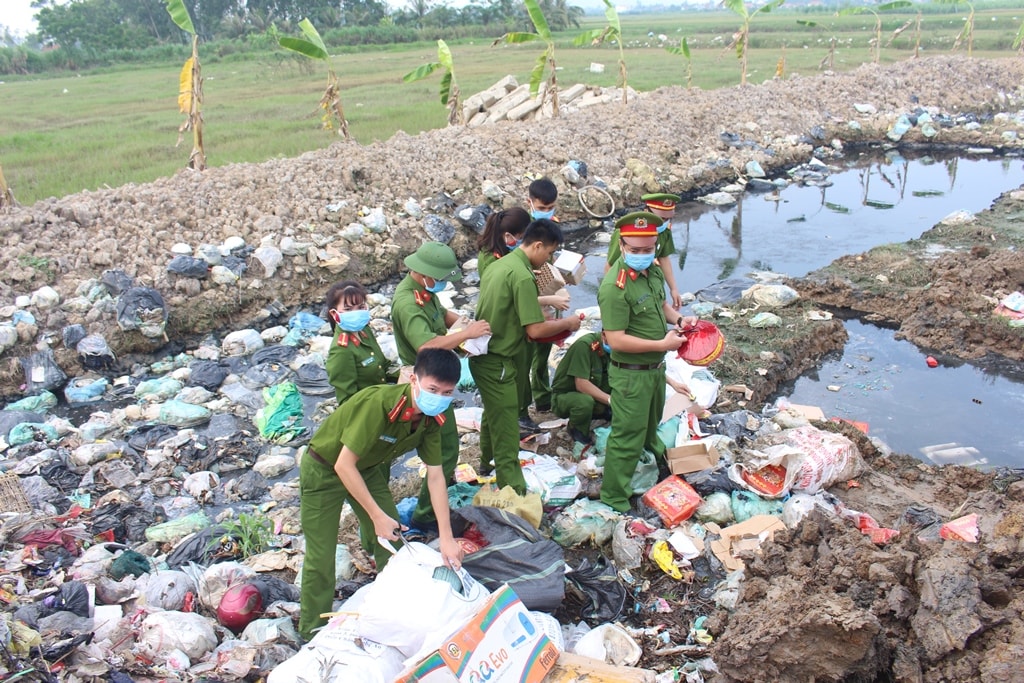 Hơn 5 tạ pháo nổ được vận chuyển lên bãi rác trung chuyển ở thị trấn Cầu Giát (Quỳnh Lưu) tiêu hủy. Ảnh: Việt Hùng