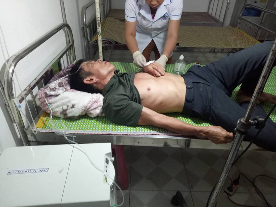 Tài xế xe con ngất xỉu, kẹt trong cabin được sơ cứu tại Trạm y tế xã Nghĩa Bình ( Tân Kỳ). Ảnh: Nguyễn Trần