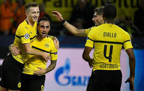Reus (trái) chia vui cùng đồng đội sau khi ấn định tỷ số 3-0 cho Dortmund. Ảnh: AP.
