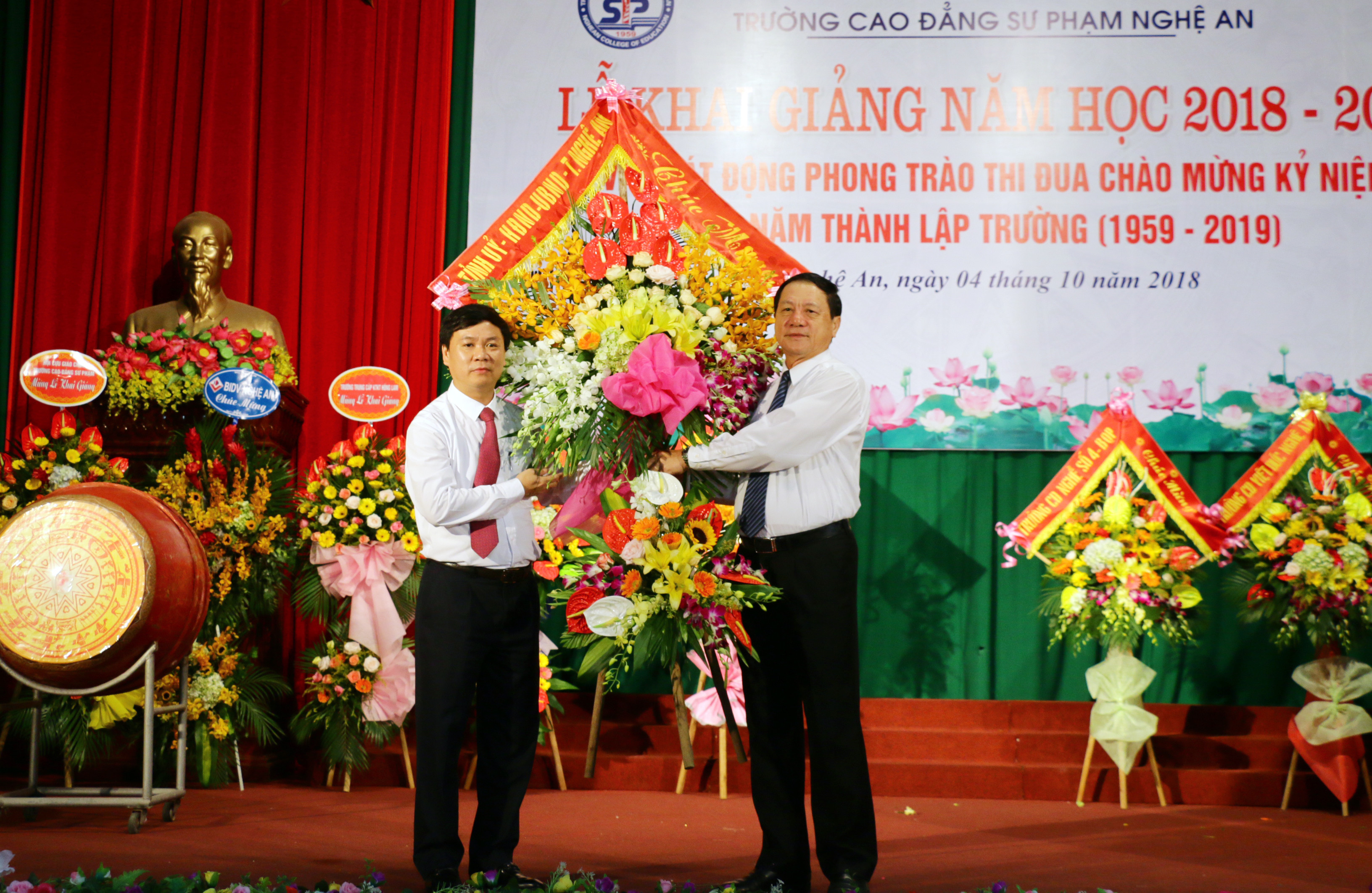 Đồng chí Lê Minh Thông đánh trống khai giảng và tặng hoa chúc mừng nhà trường nhân dịp năm học mới. Ảnh: Mỹ Hà