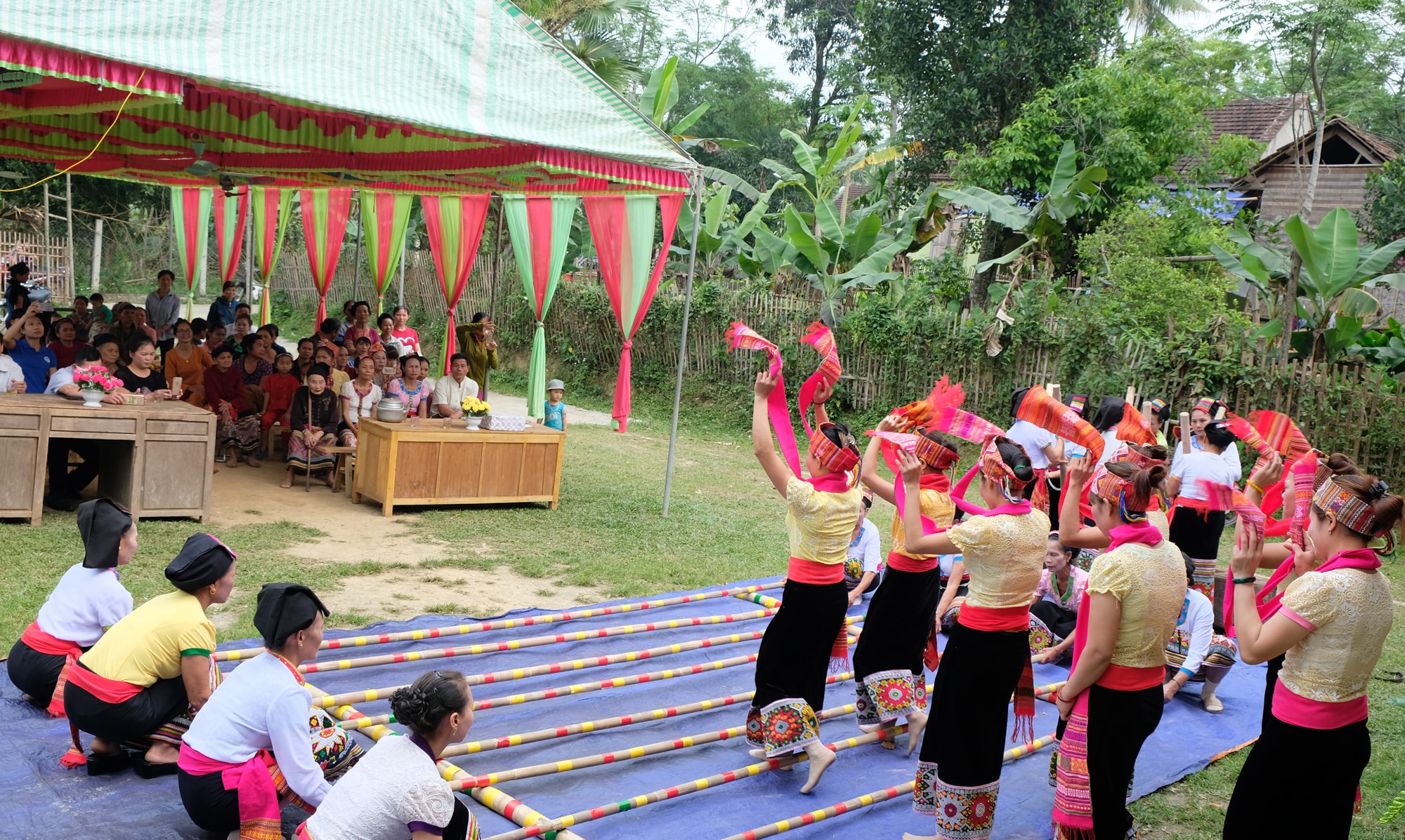 Người dân xã Kim Đa (huyện Con Cuông) biểu diễn các làn điệu của dân ca Thái. Ảnh: Mỹ Hà