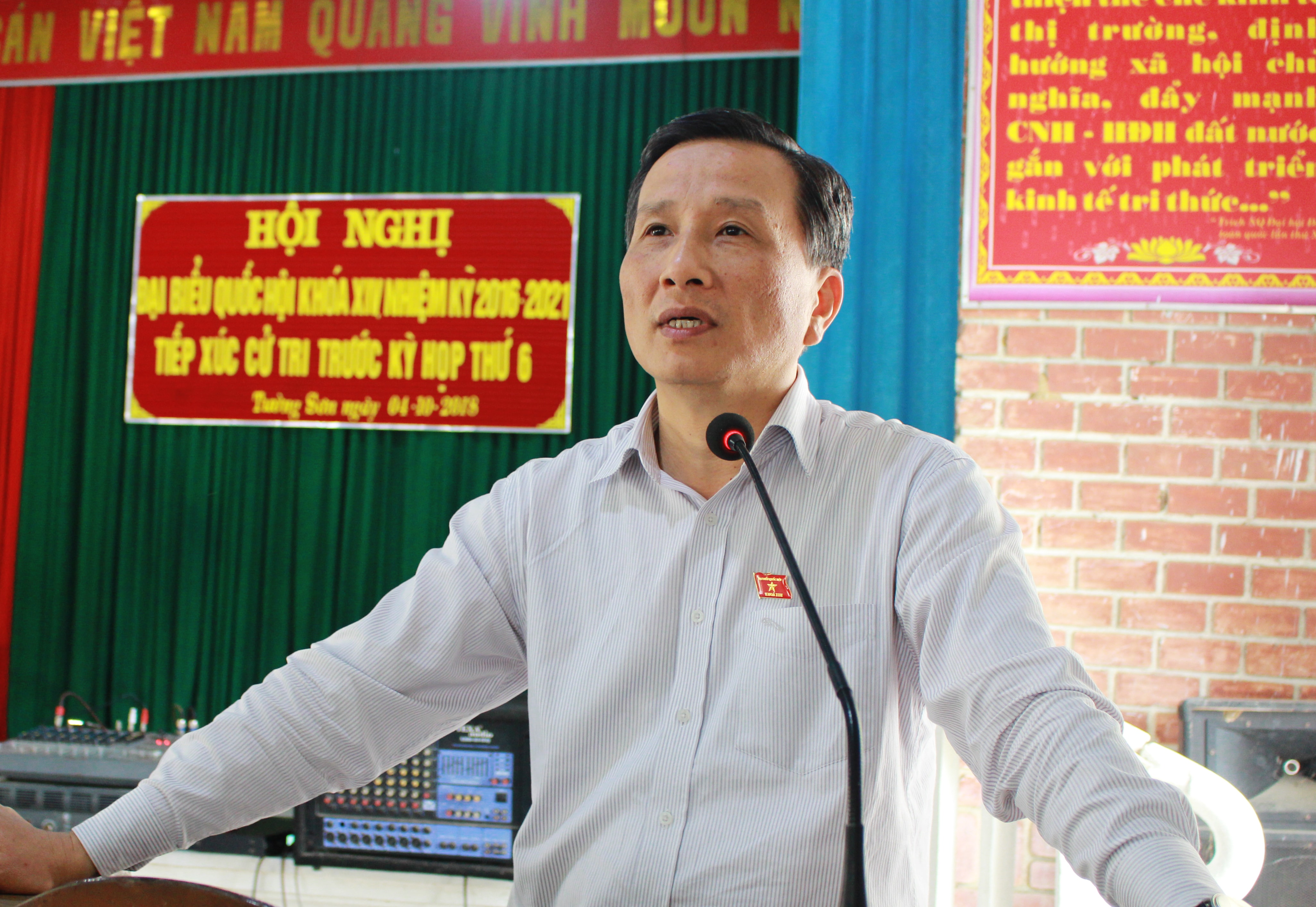 Đại biểu Lê Quang Huy - Phó Chủ nhiệm Ủy ban Khoa học Công nghệ và Môi trường Quốc hội báo cáo với cử tri nội dung, chương trình dự kiến của kỳ họp thứ 6. Ảnh: Phương Thúy