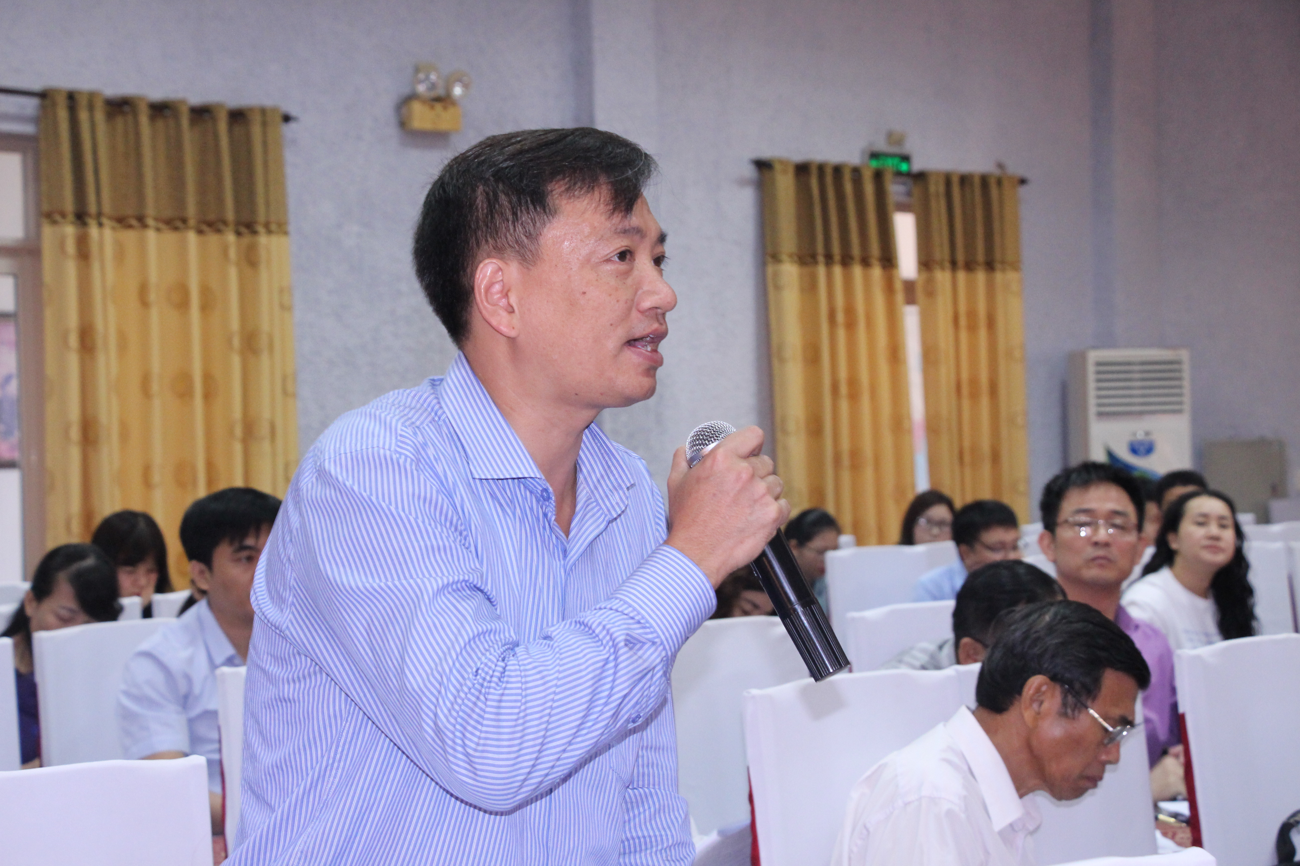 Nhà báo Trần Hữu Nghĩa - Phó TBT Báo Nghệ An phát biểu tại hội nghị. Ảnh: Quốc Sơn