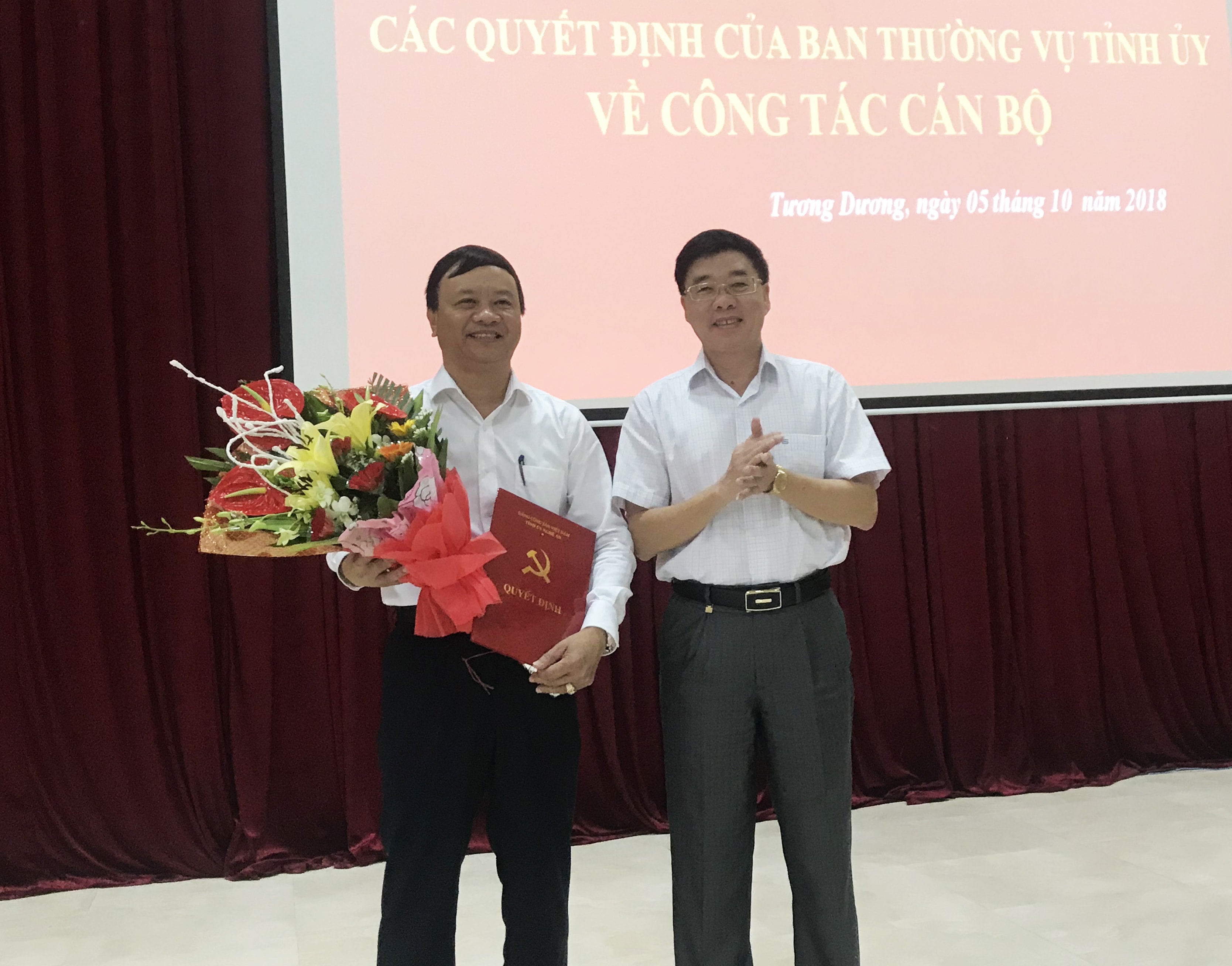 Phó Bí thư Tỉnh ủy Nguyễn Văn Thông  trao quyết định và tặng hoa chúc mừng tân Bí thư Huyện ủy Tương Dương
