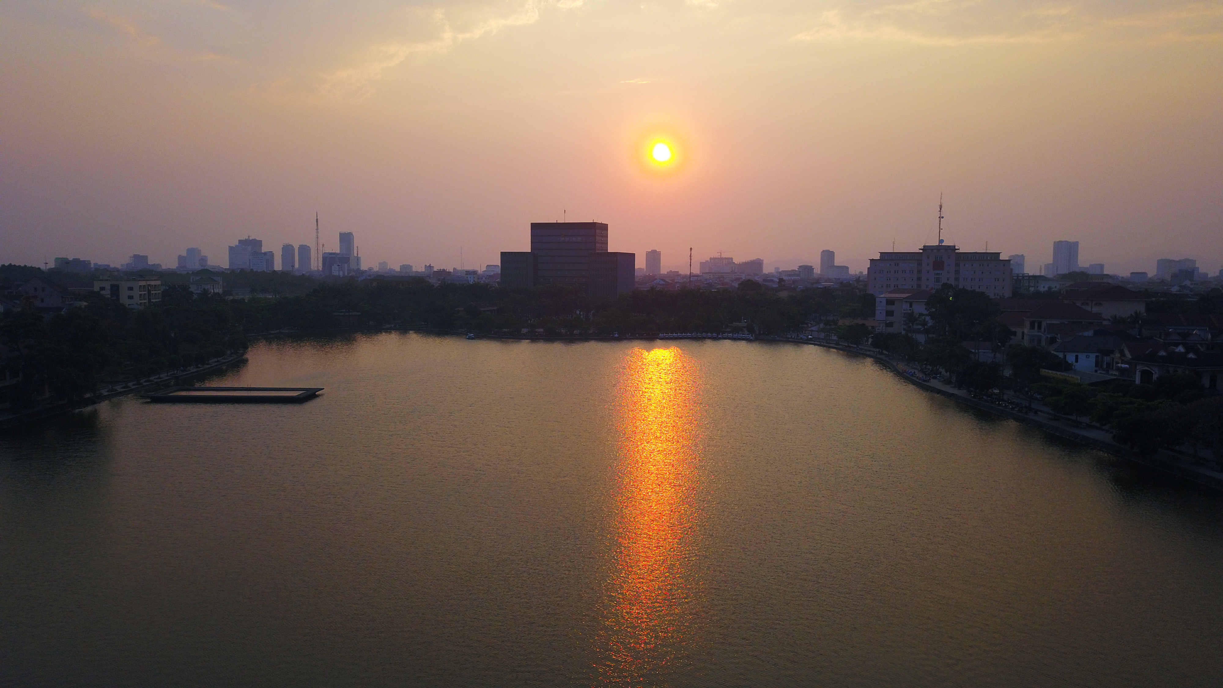 Có lẽ ít ai nhận ra khung cảnh mặt trời lặn trên hồ Goong - một địa điểm quen thuộc với người dân thành phố Vinh - lại rực rỡ đến như thế này. Ảnh: Trung Hà