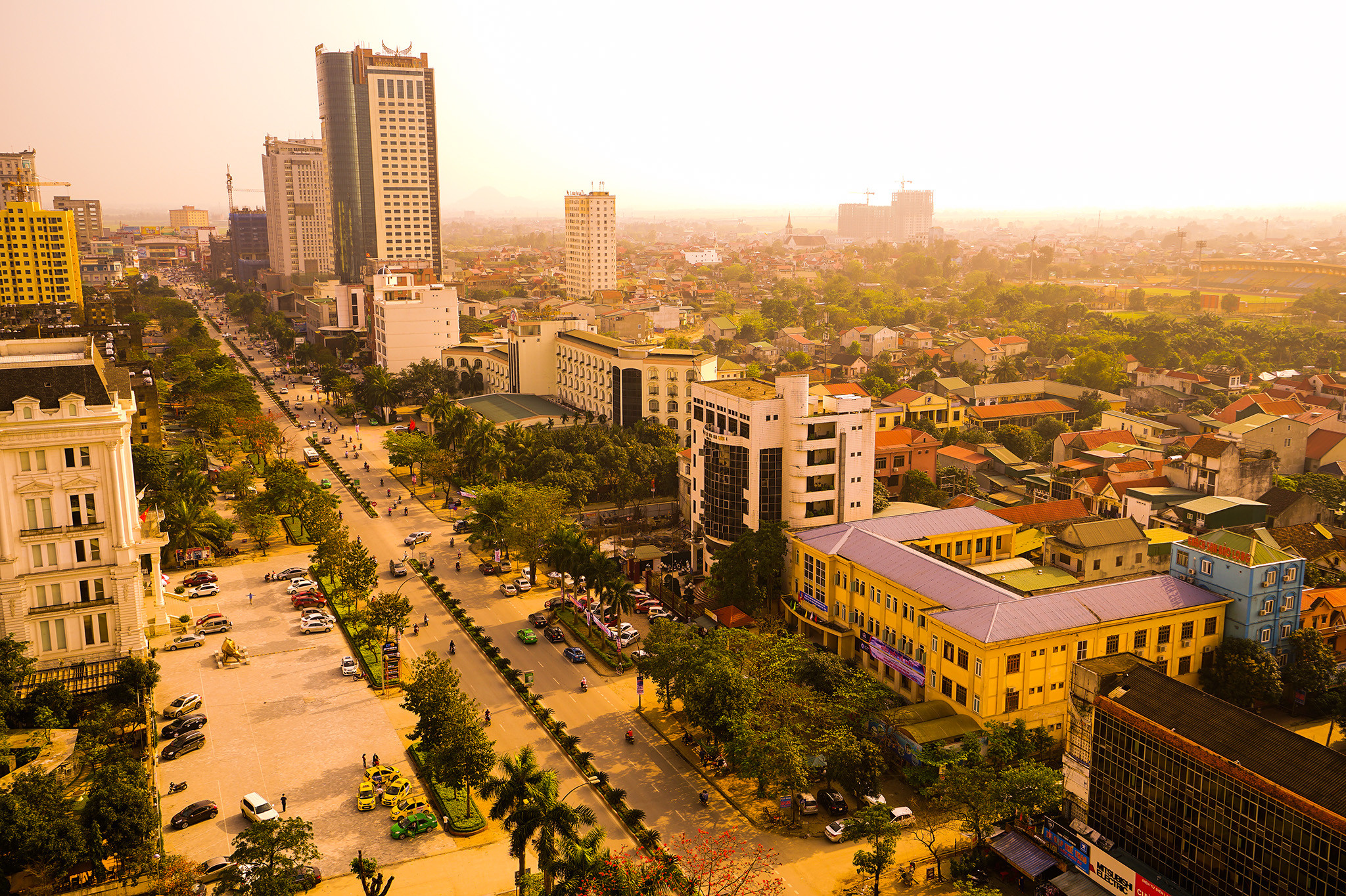 Nắng vàng mơ màng trải đều lên mọi con đường, ngõ phố. Ảnh: Hồ Chiến