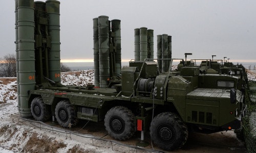 Xe phóng đạn thuộc tổ hợp phòng không S-400 Nga. Ảnh: TASS.