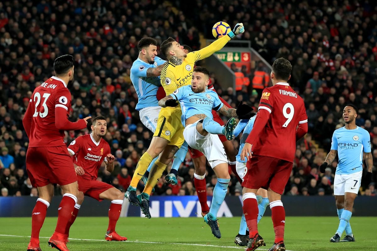 Man City (xanh) để thua Liverpool với tỉ số 3 - 4 ở trận lượt về mùa giải năm ngoái. Ảnh: Internet