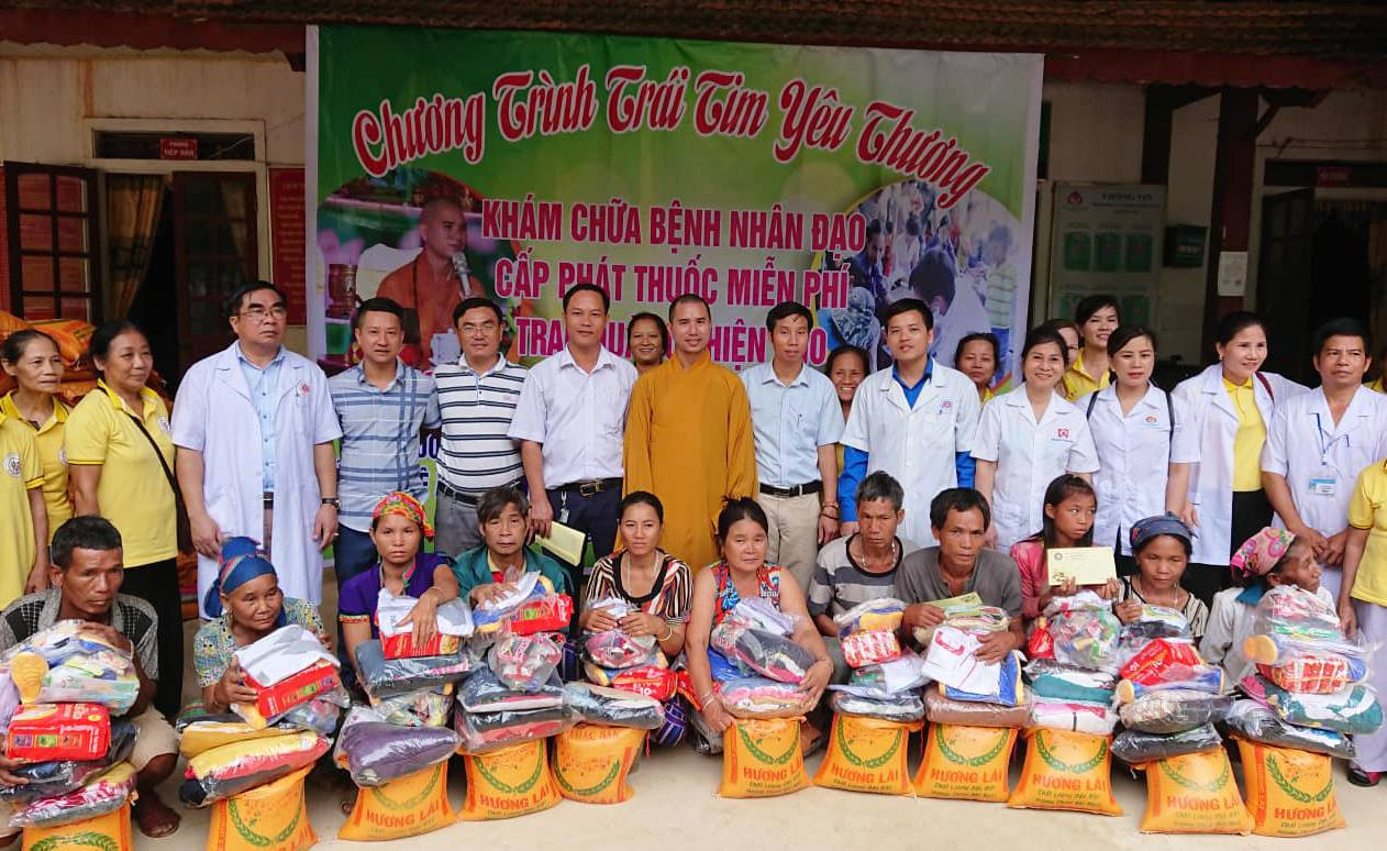 Trao hàng trăm suất quà cho người dân xã Bảo Nam, huyện Kỳ Sơn. Ảnh: Huy Thư