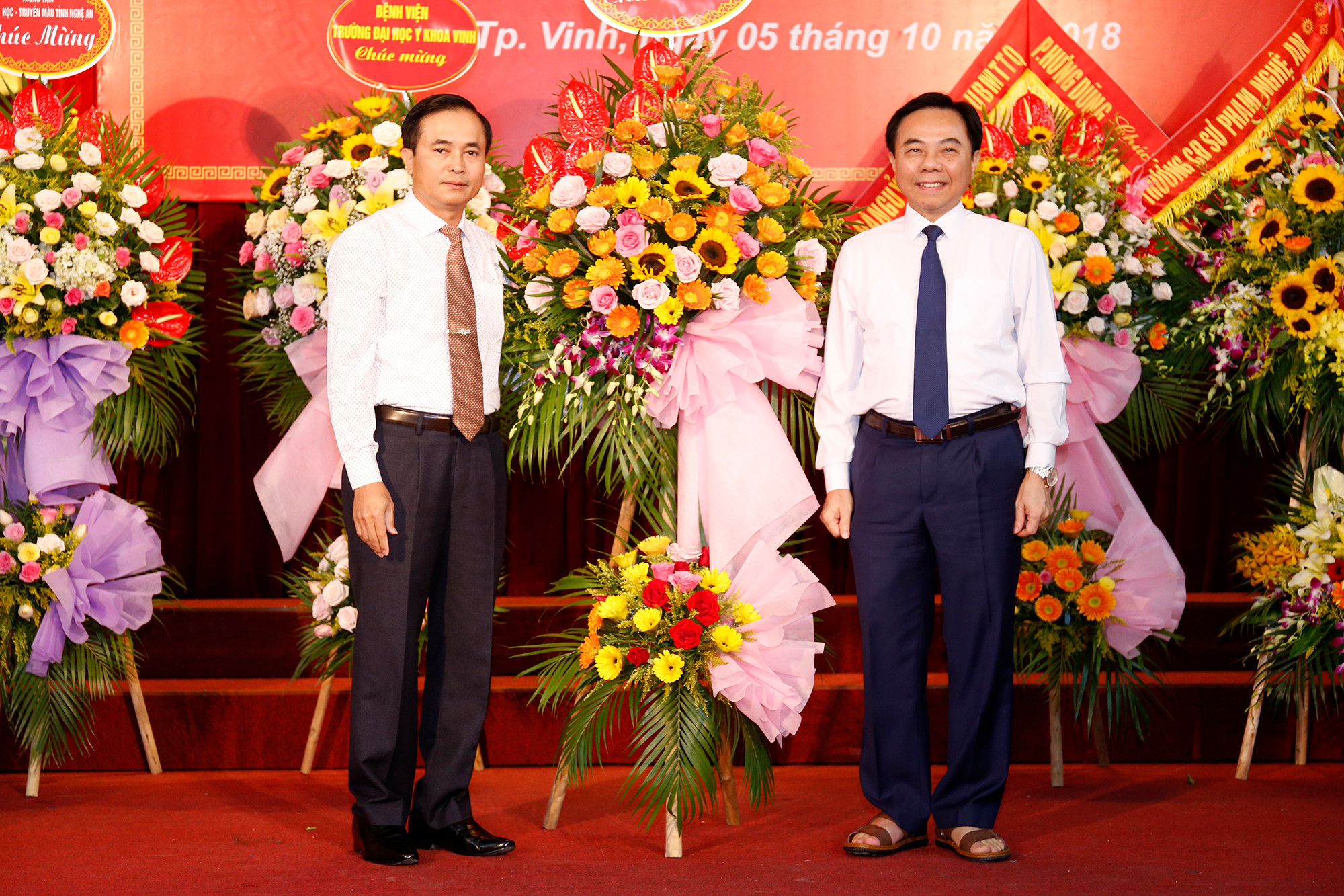 Đồng chí Lê Ngọc Hoa tặng hoa chúc mừng thành tích của Trường Đại học Y khoa Vinh. Ảnh: Đức Anh
