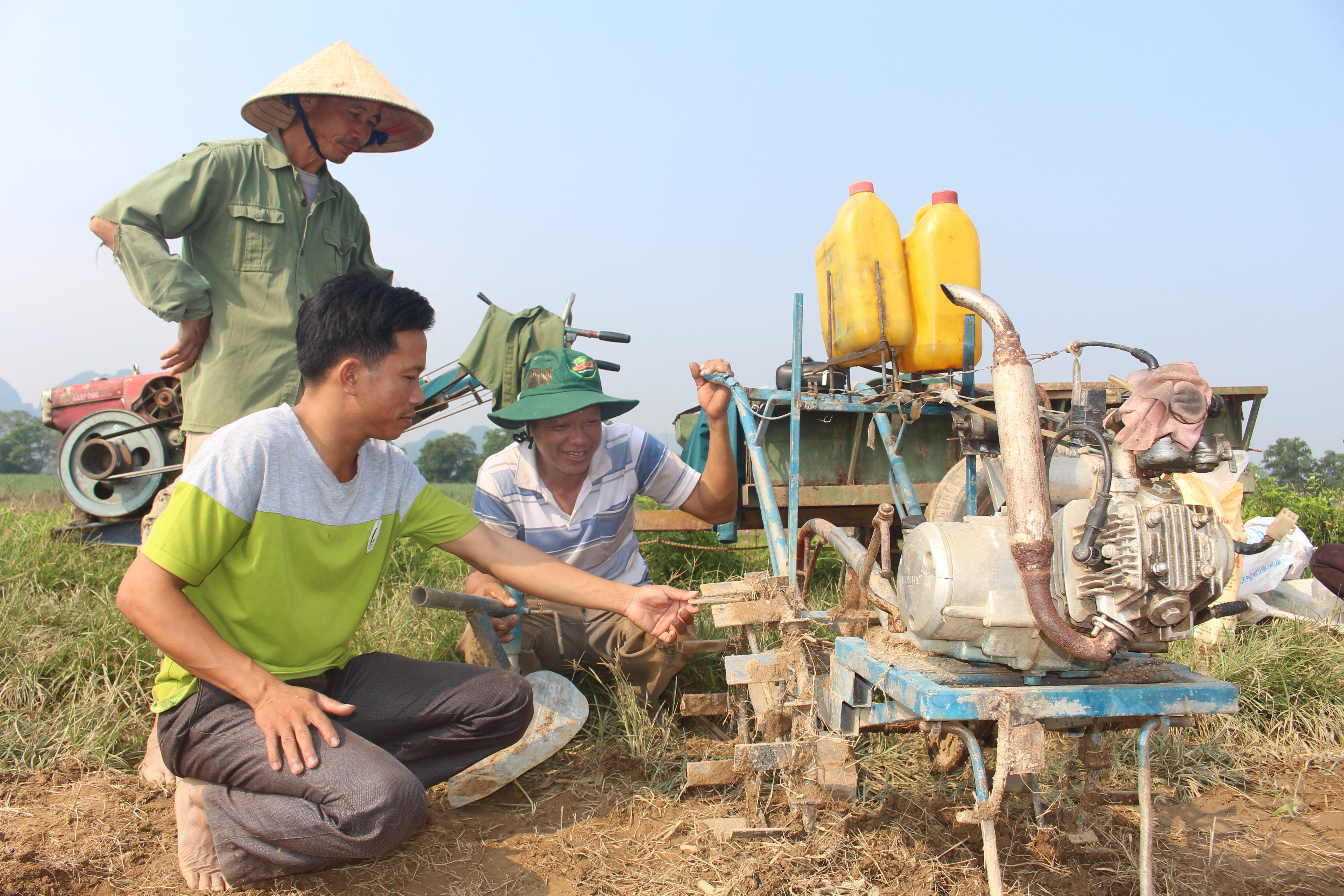 Chiếc máy cày đất tự chế của anh Phan Bá Toàn ở thôn 2 , Đức Sơn, Anh Sơn. Ảnh: Thái Hiền