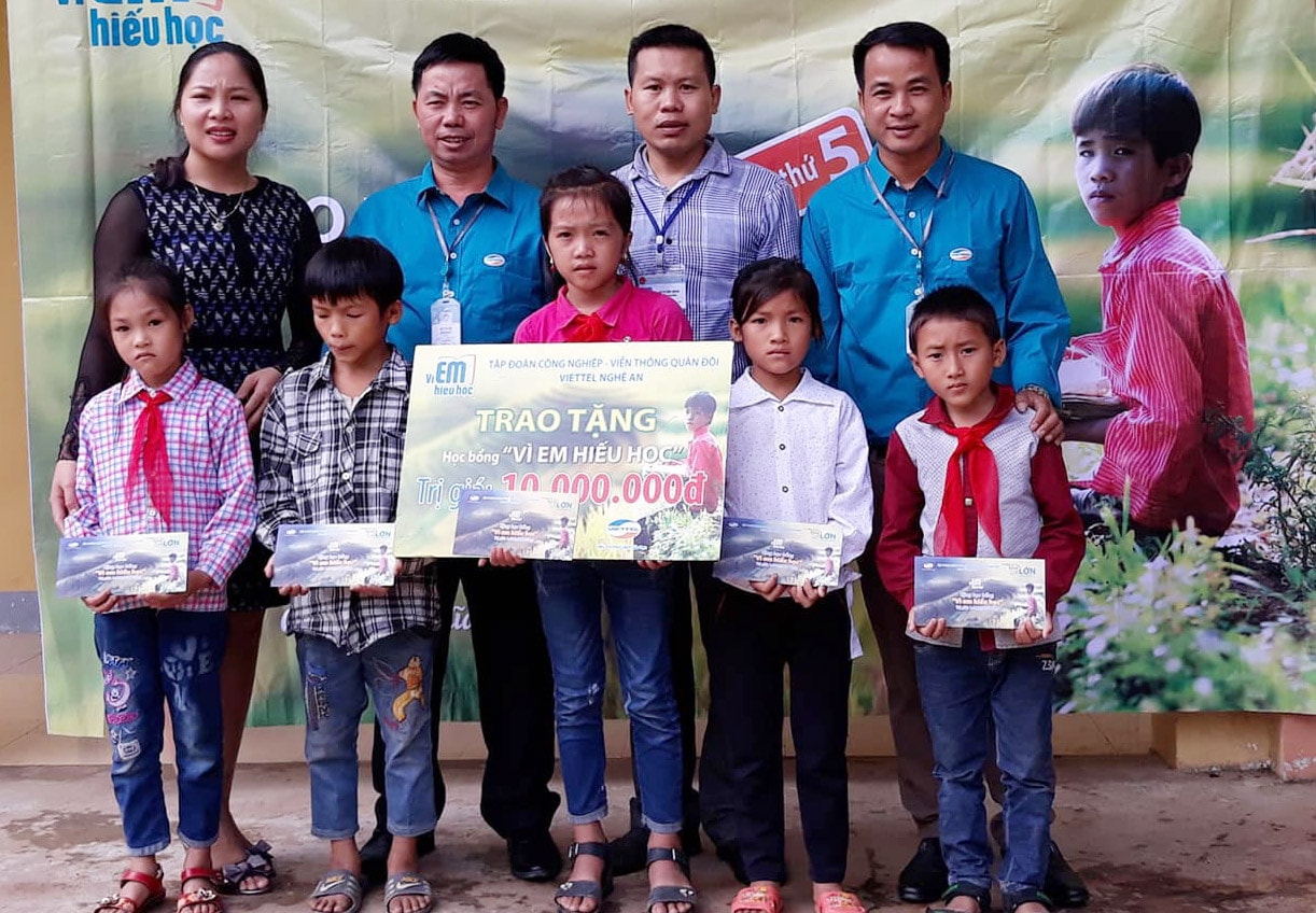 trao quà tại trường tiểu học Xá Lượng
