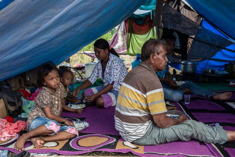 Sau thảm họa, vào ngày 6/10, nhiều người dân mất nhà cửa phải sống trong những ngôi nhà tạm thời ở Balaroa, gần Palu. Ảnh: Le Monde