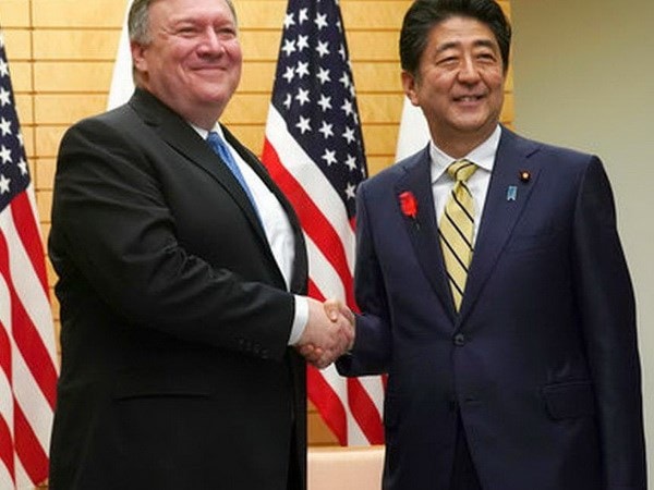 Ngoại trưởng Pompeo (trái) và Thủ tướng Nhật Bản Shinzo Abe tại Tokyo ngày 6/10. (Nguồn: AP)