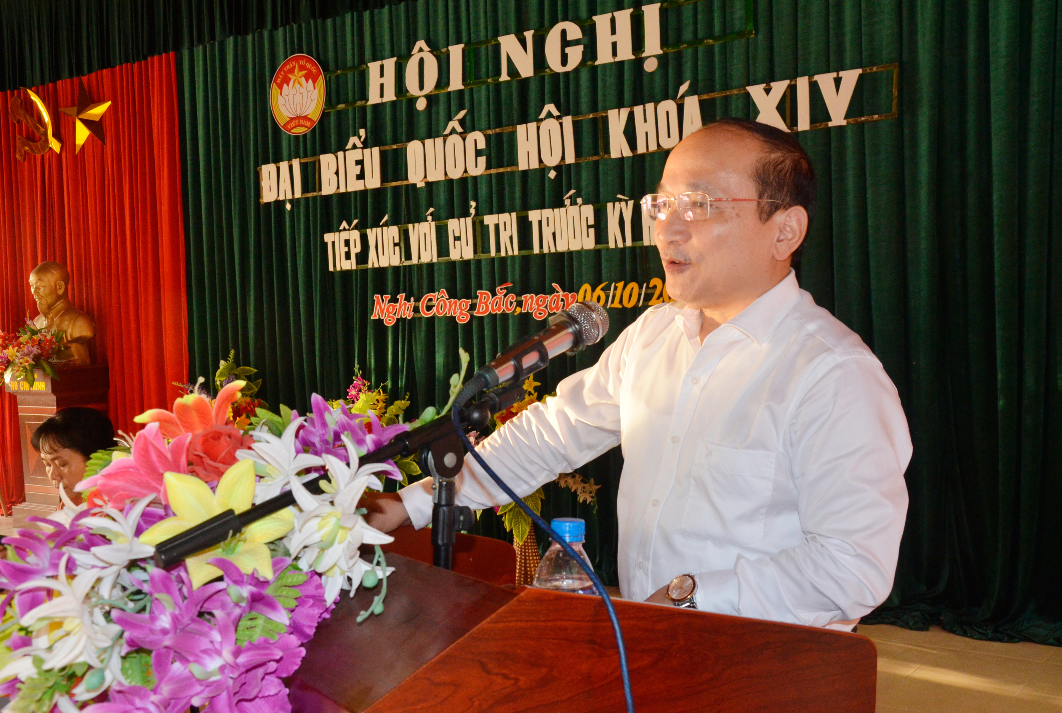 Phó Trưởng Đoàn ĐBQH tỉnh Nguyễn Thanh Hiền trả lời những vấn đề cử tri quan tâm. Ảnh Thanh Lê