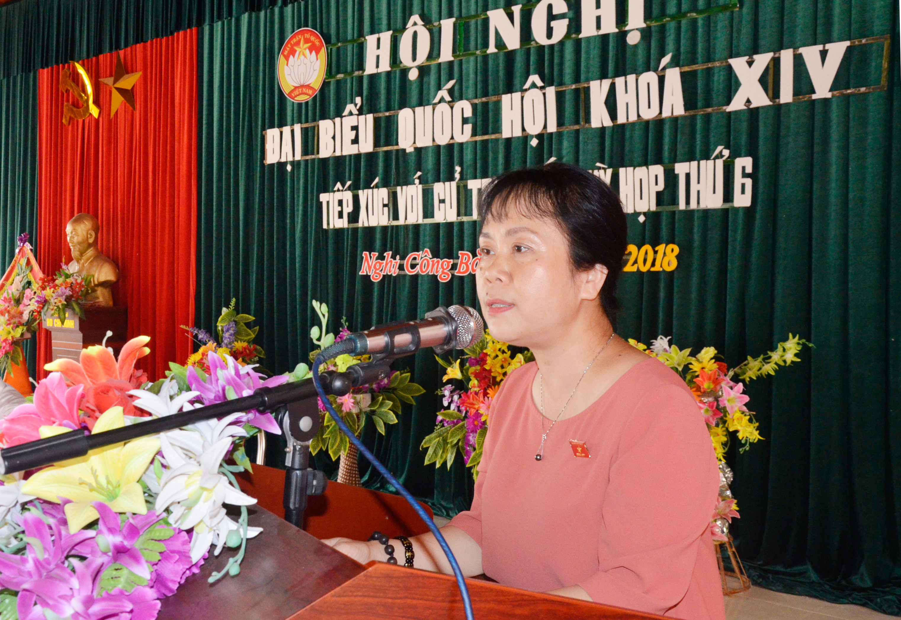 Đại biểu Nguyễn Vân Chi thông báo dự kiến nội dung, chương trình kỳ họp thứ 6, Quốc hội khóa XIV. Ảnh Thanh Lê