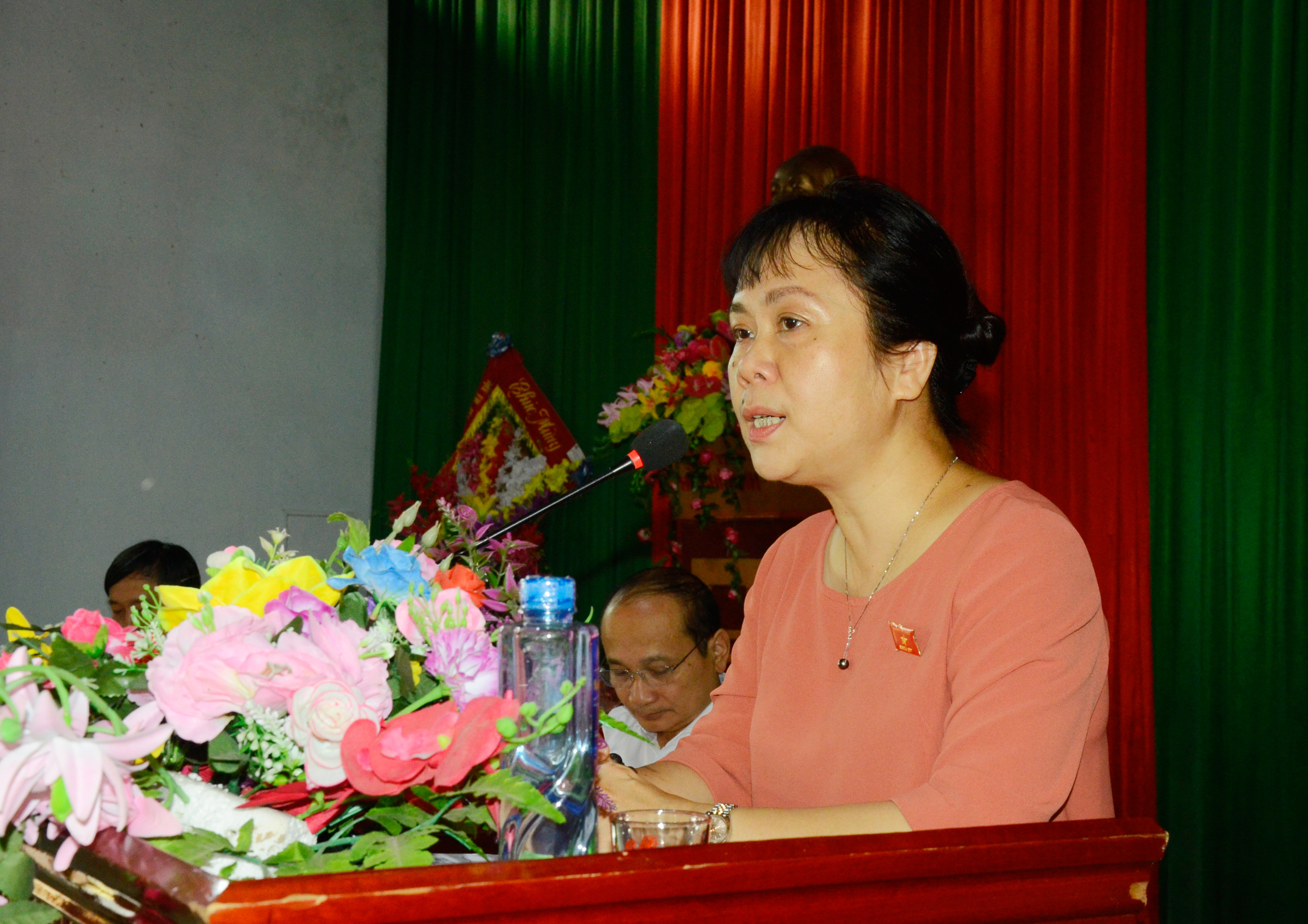 Đại biểu Nguyễn Vân Chi thông báo dự kiến nội dung, chương trình kỳ họp thứ 5, Quốc hội khóa XIV. Ảnh Thanh Lê