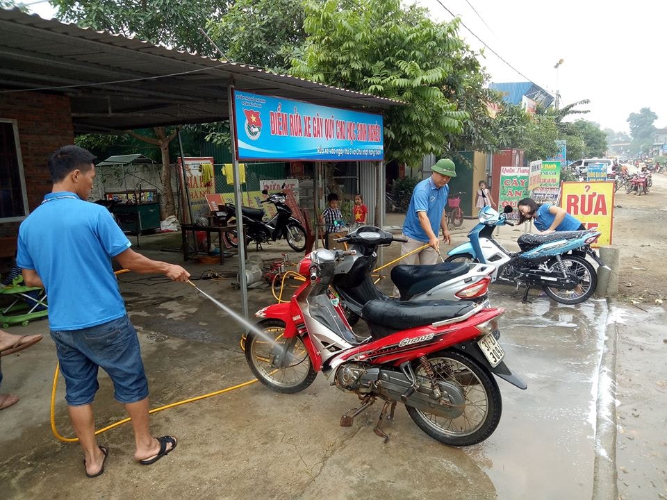  Đoang viên thanh niên xã Tân An rửa xe giúp đỡ học sinh nghèo.