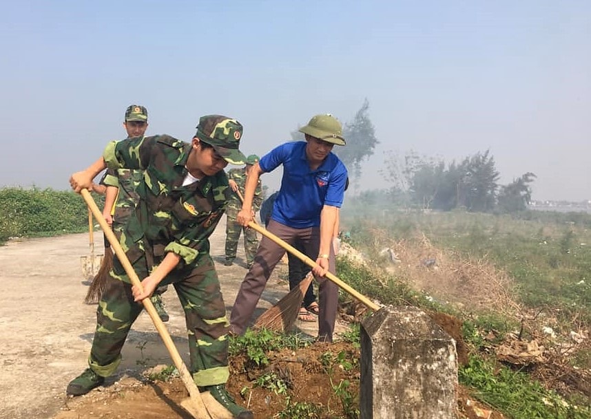 Tuổi trẻ Đồn BP Diễn Thành cùng ĐVTN địa phương thu gom rác thải vệ sinh môi trường ven biển. Ảnh Lê Thạch