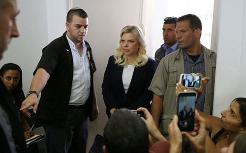 Sara Netanyahu, vợ Thủ tướng Israel Benjamin Netanyahu xuất hiện tại một tòa án ở Jerusalem hôm nay. Ảnh: Reuters.