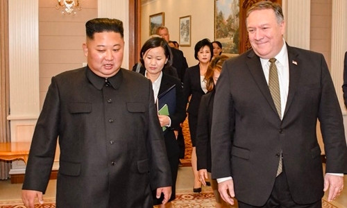 Lãnh đạo Triều Tiên Kim Jong-un (trái) và Ngoại trưởng Mỹ Mike Pompeo hôm nay có cuộc gặp tại Bình Nhưỡng. Ảnh: Twitter.