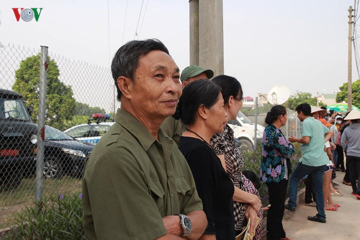 Tại quê nhà xã Đông Mỹ, huyện Thanh Trì- Hà Nội, từ 7h sáng, người dân đã có mặt ở gần khu mộ của nguyên Tổng Bí thư Đỗ Mười.