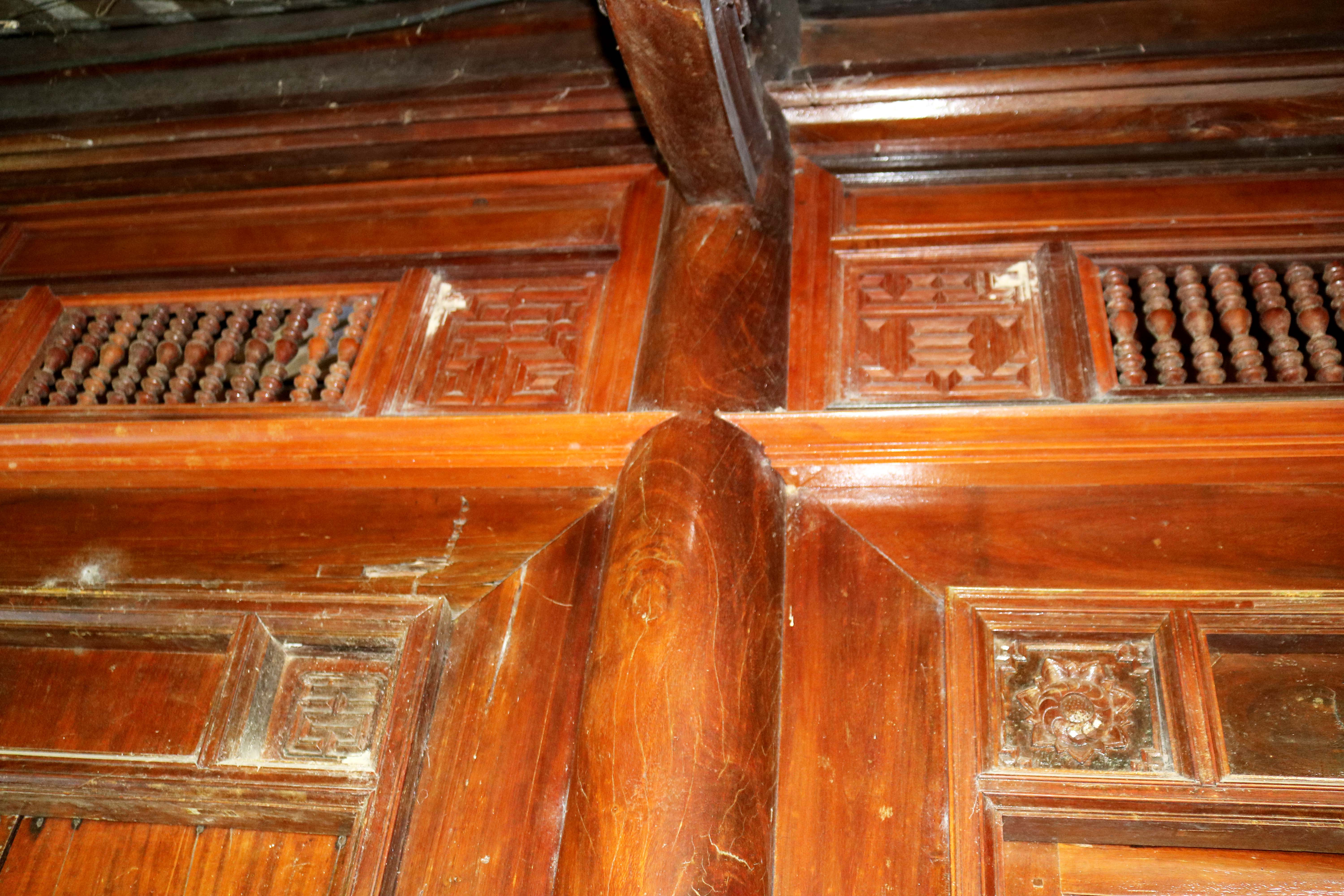 3.Cũng như các nhà cổ ở Yên Thành, Thanh Chương… các nhà cổ ở đây chủ yếu được làm từ các loại gỗ lim, mít, dổi… qua thời gian, vẫn còn vững chắc, sáng đẹp.