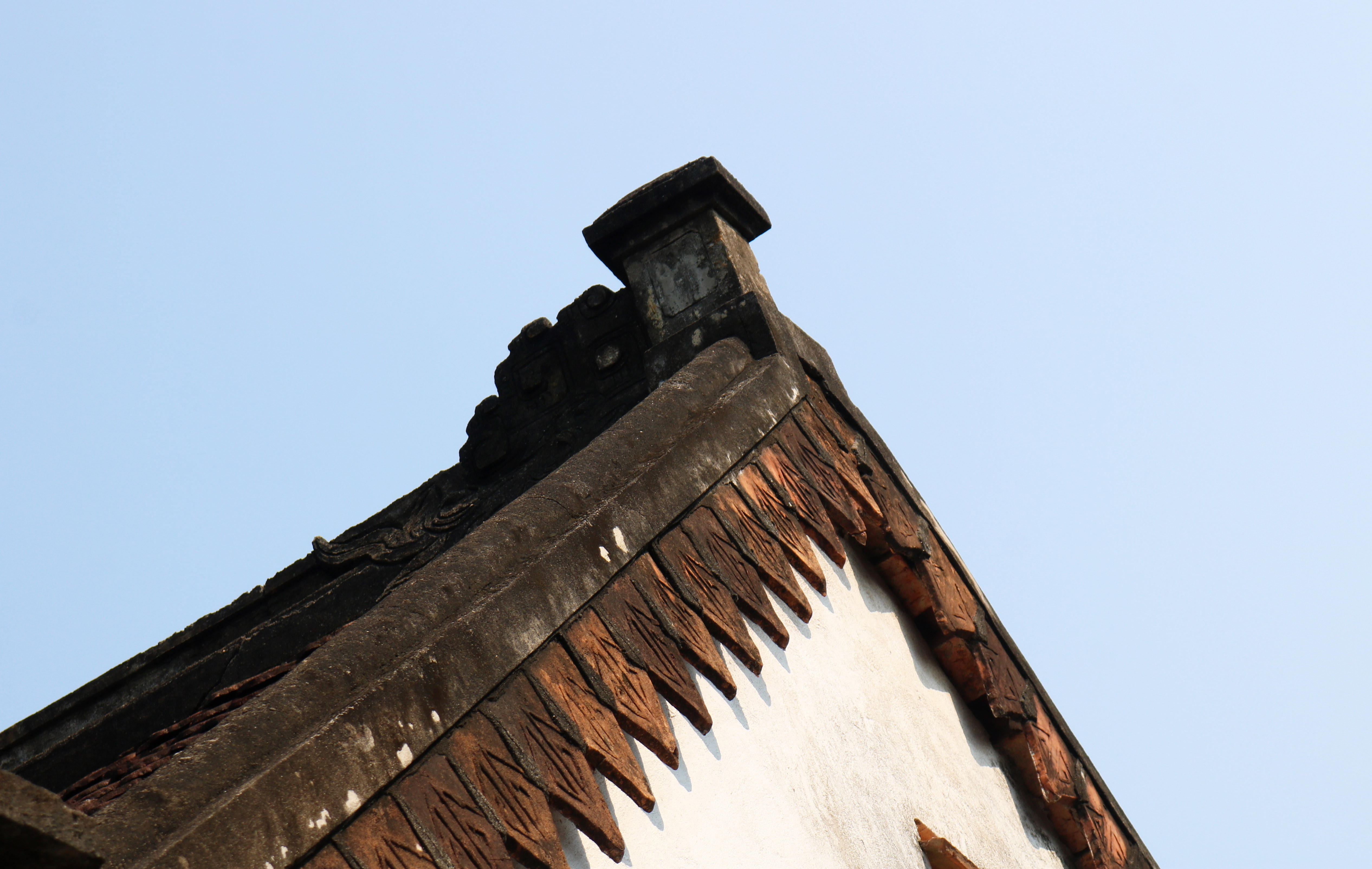 4.Đường bờ hồi và đầu nóc ngôi nhà cổ của ông Nguyễn Văn Trí ở xóm 4, Khánh Sơn 2,  xã Khánh Sơn. 
