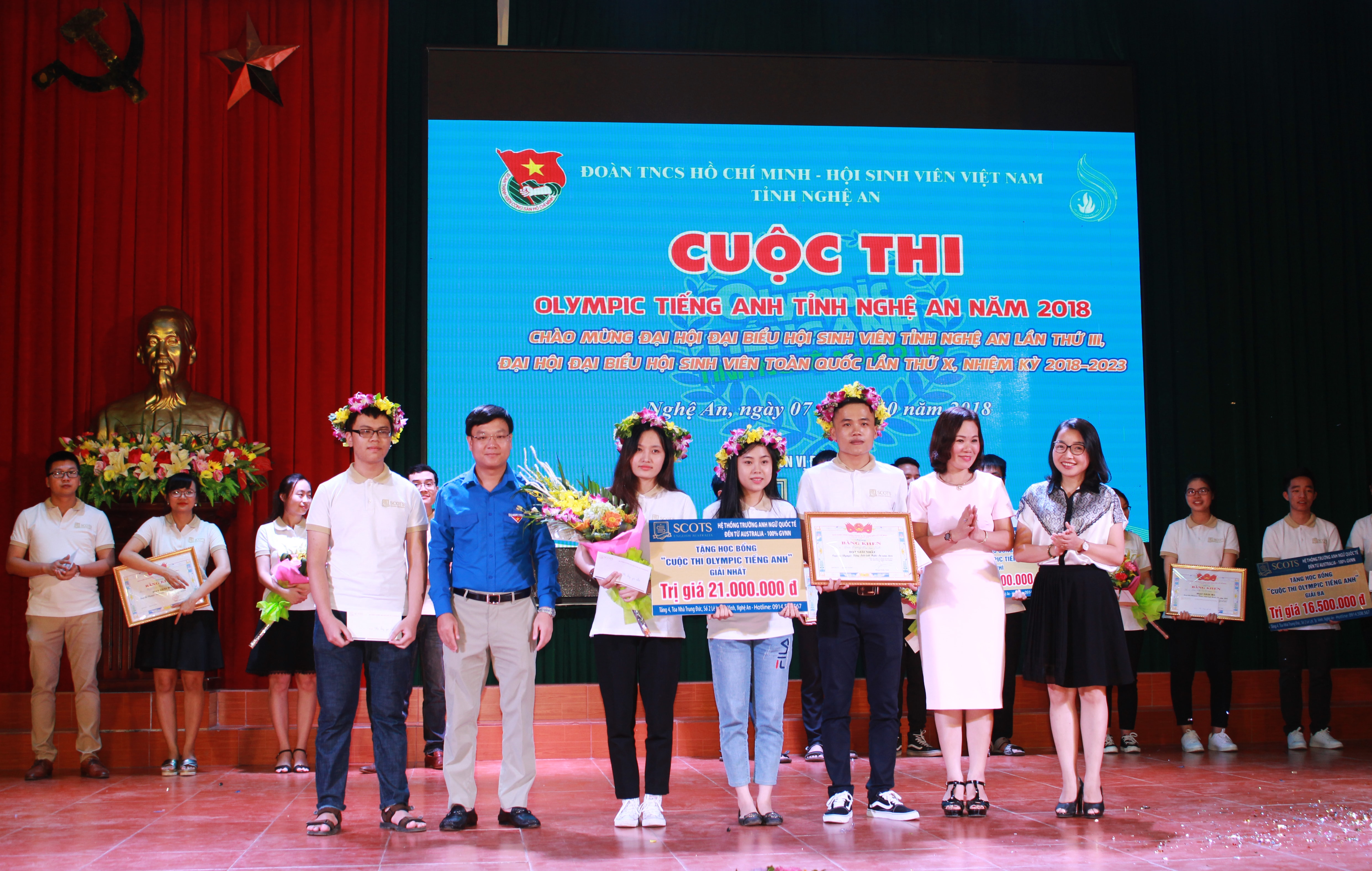 Đội Đại học Vinh giành giải Nhất Cuộc thi Olympic tiếng Anh năm 2018. Ảnh: Phương Thúy